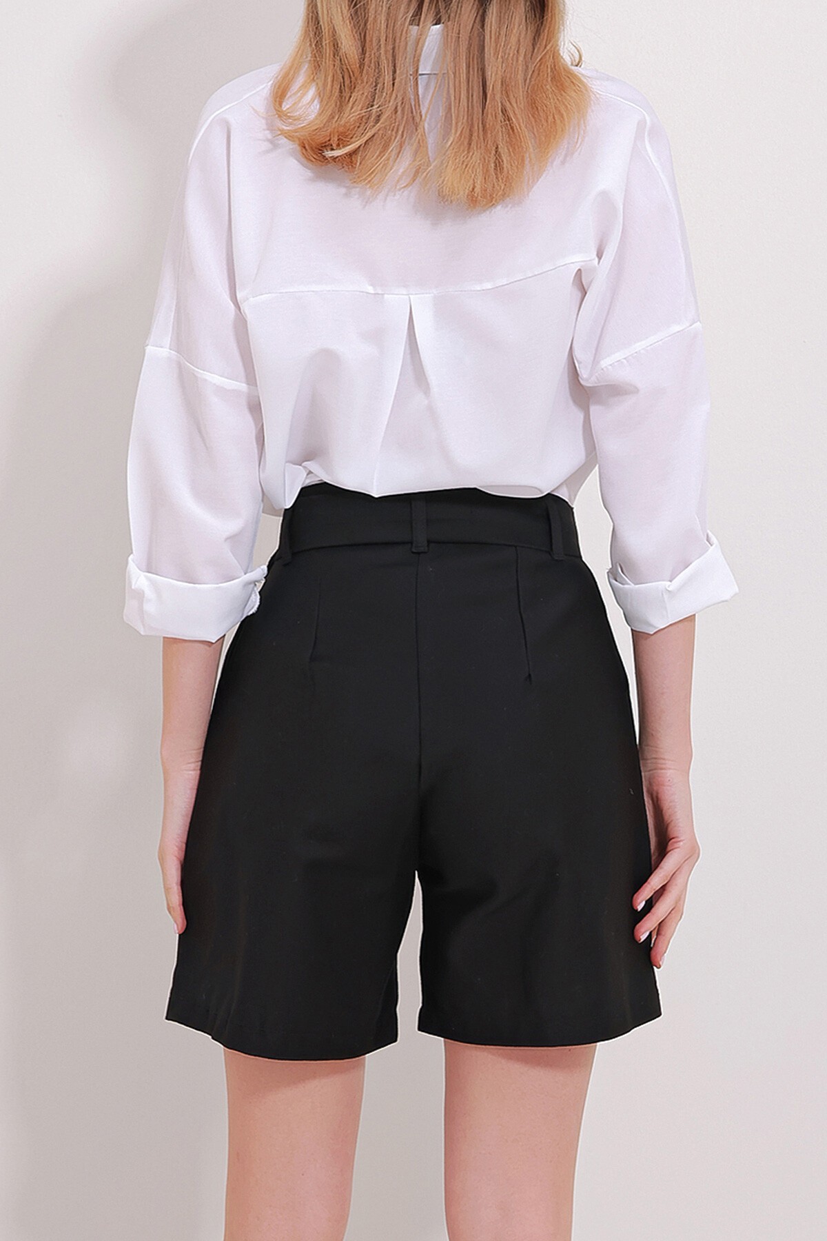 Siyah Çift Cepli Beli Kemerli Gabardin Şort