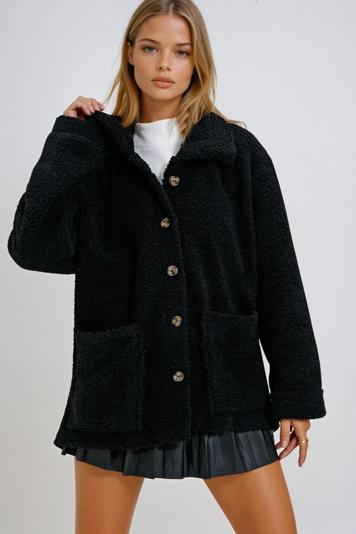 Siyah Çift Cepli Önü Düğmeli Şal Yaka Peluş Ceket