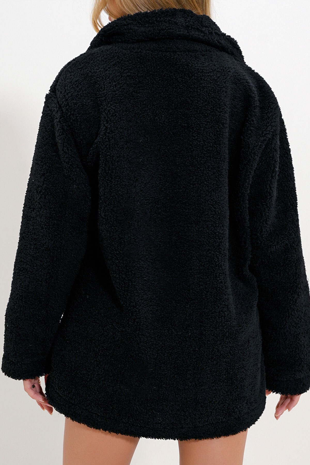 Siyah Çift Cepli Önü Düğmeli Şal Yaka Peluş Ceket