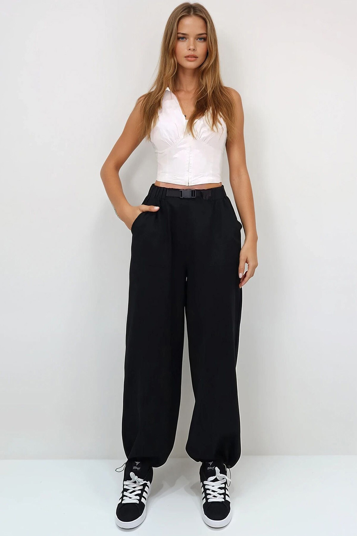 Siyah Çift Cepli Paçası Lastikli Kemer Detaylı Yazlık Jogger Pantolon