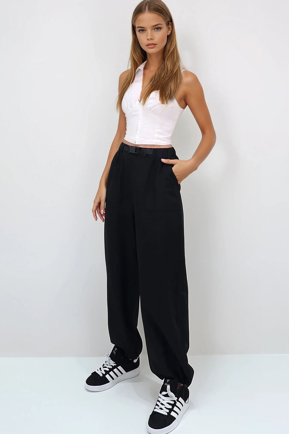 Siyah Çift Cepli Paçası Lastikli Kemer Detaylı Yazlık Jogger Pantolon