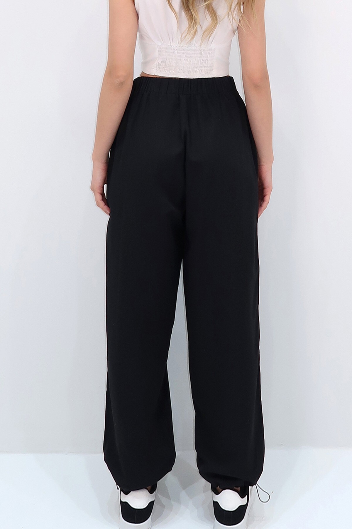 Siyah Çift Cepli Paçası Lastikli Kemer Detaylı Yazlık Jogger Pantolon