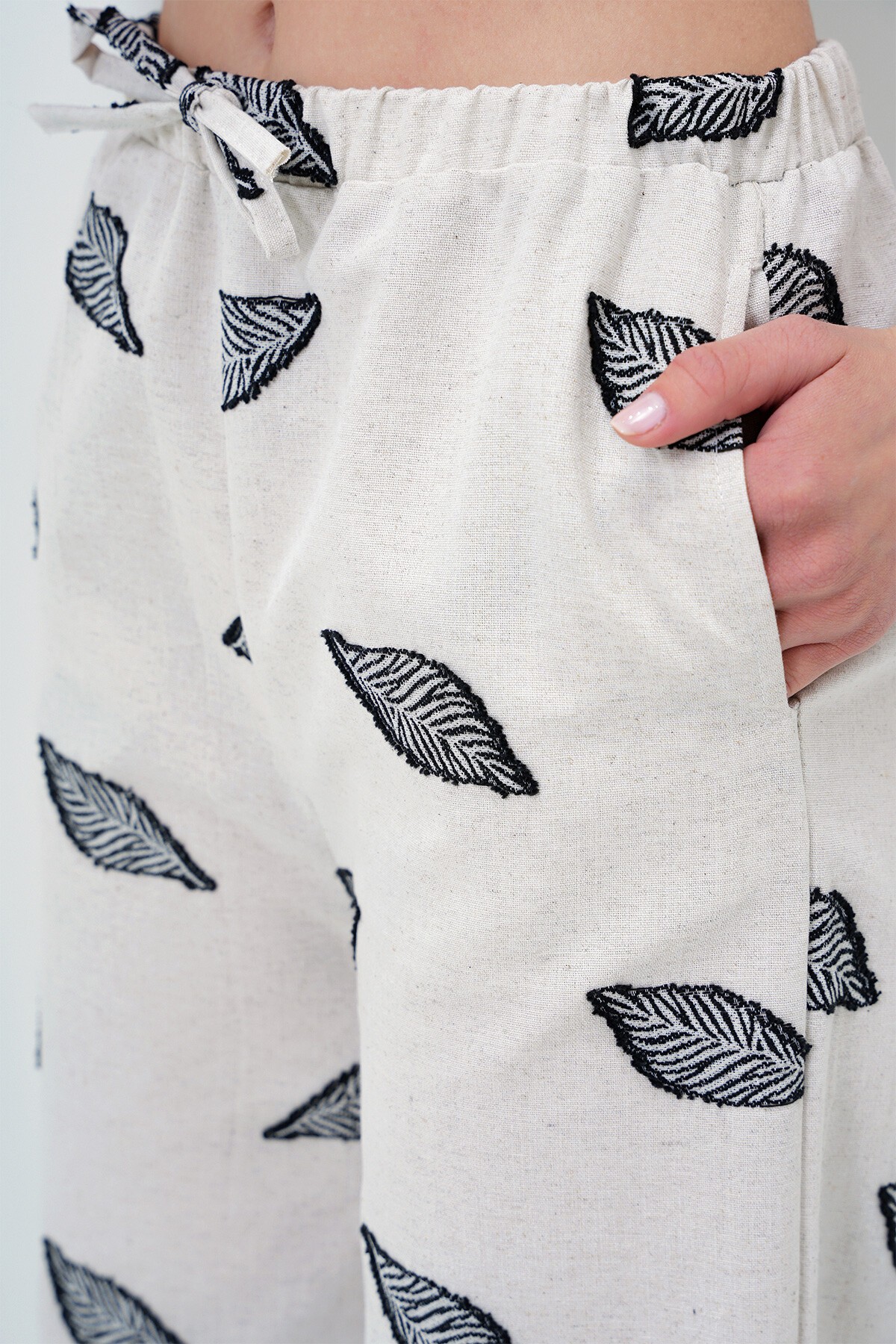 Siyah Çift Cepli Yaprak Desenli Dokuma Keten Pantolon