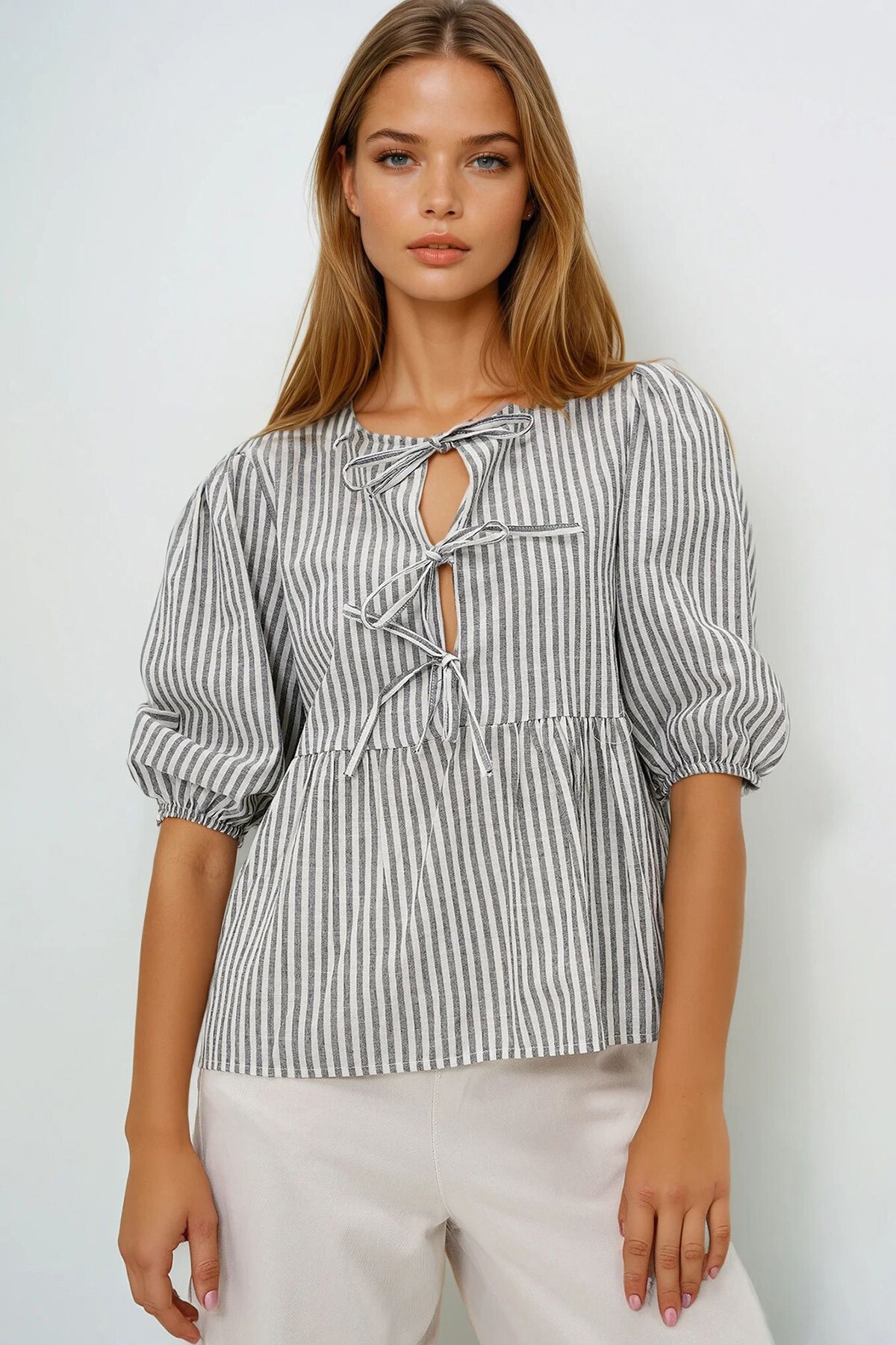 Siyah Çizgili Keten Karışımlı Bağlama Detaylı Bluz