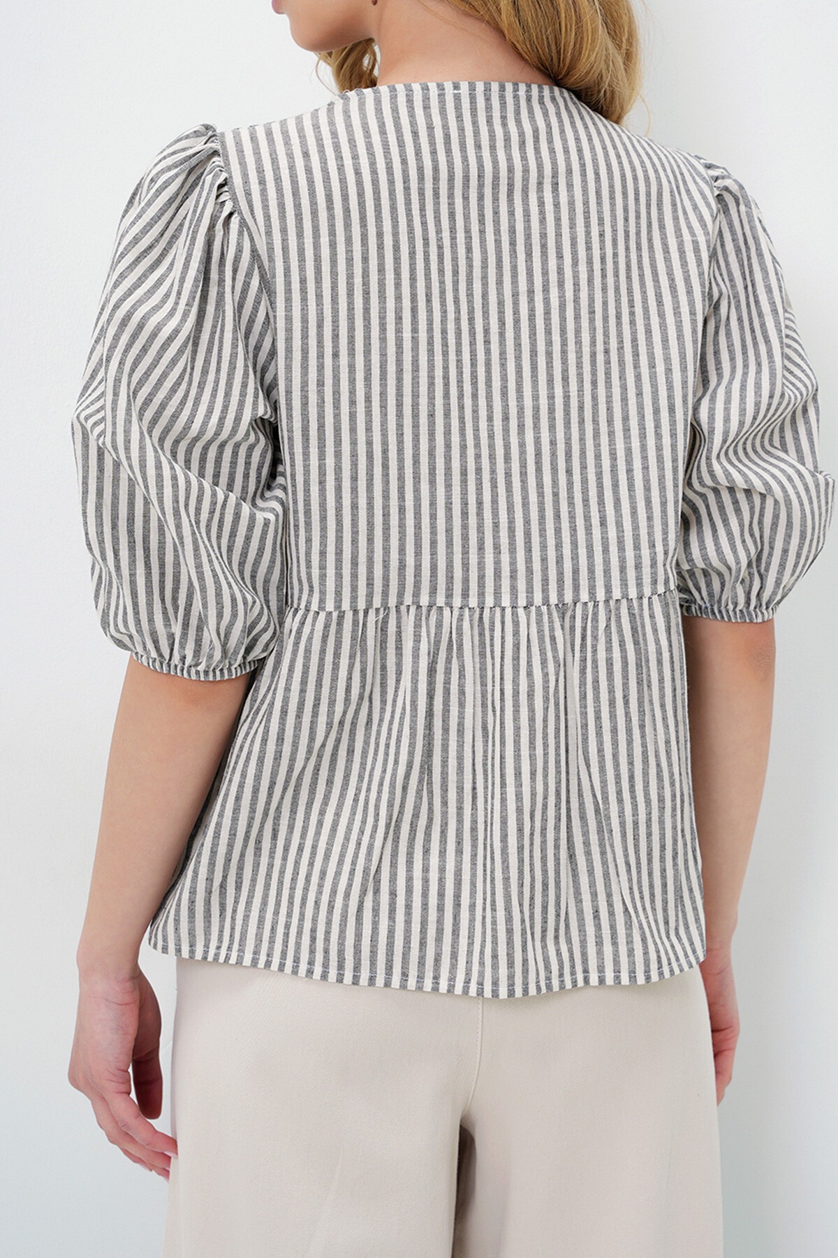 Siyah Çizgili Keten Karışımlı Bağlama Detaylı Bluz