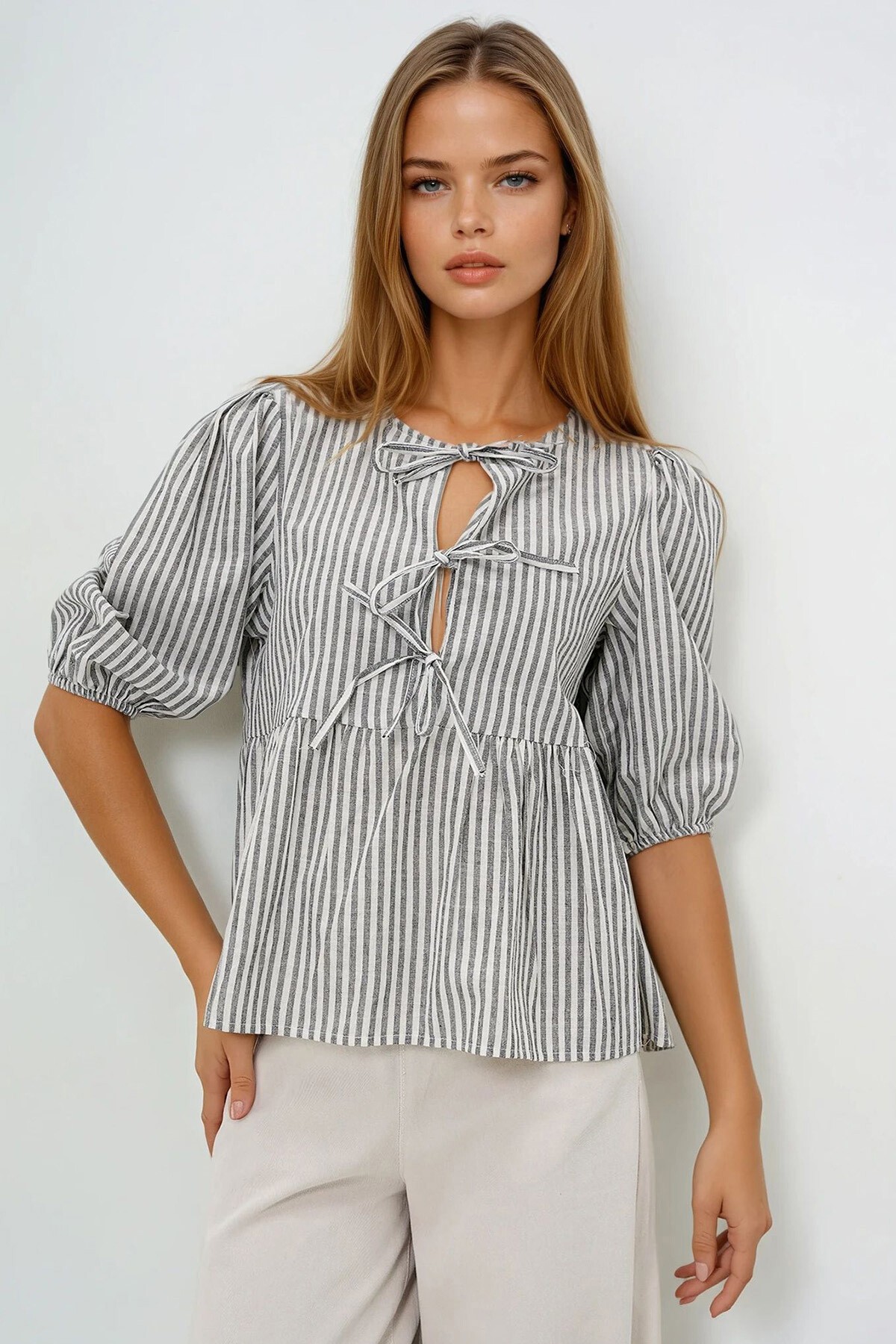 Siyah Çizgili Keten Karışımlı Bağlama Detaylı Bluz