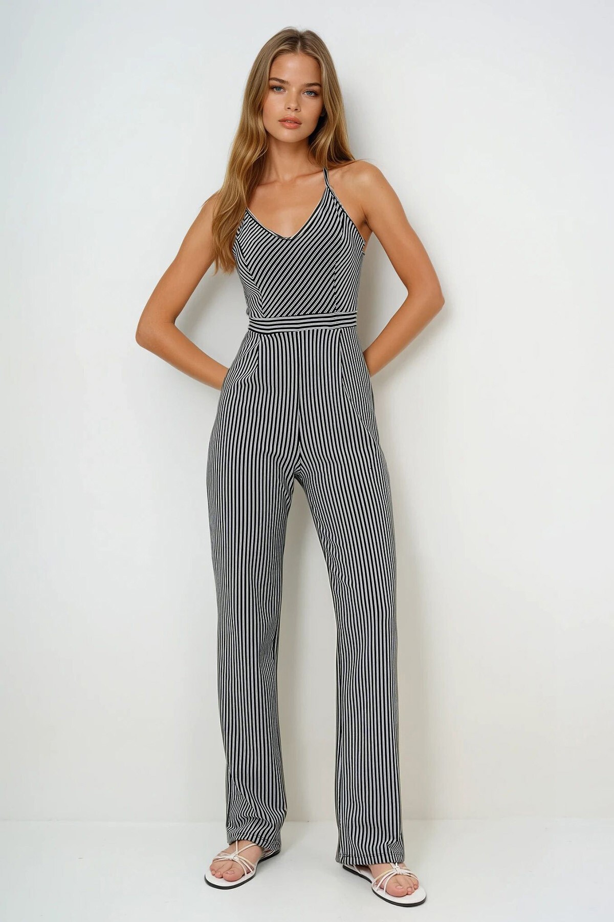 Siyah Çizgili Sırtı Çapraz Askılı Pile Ve Pens Detaylı Yazlık Tulum