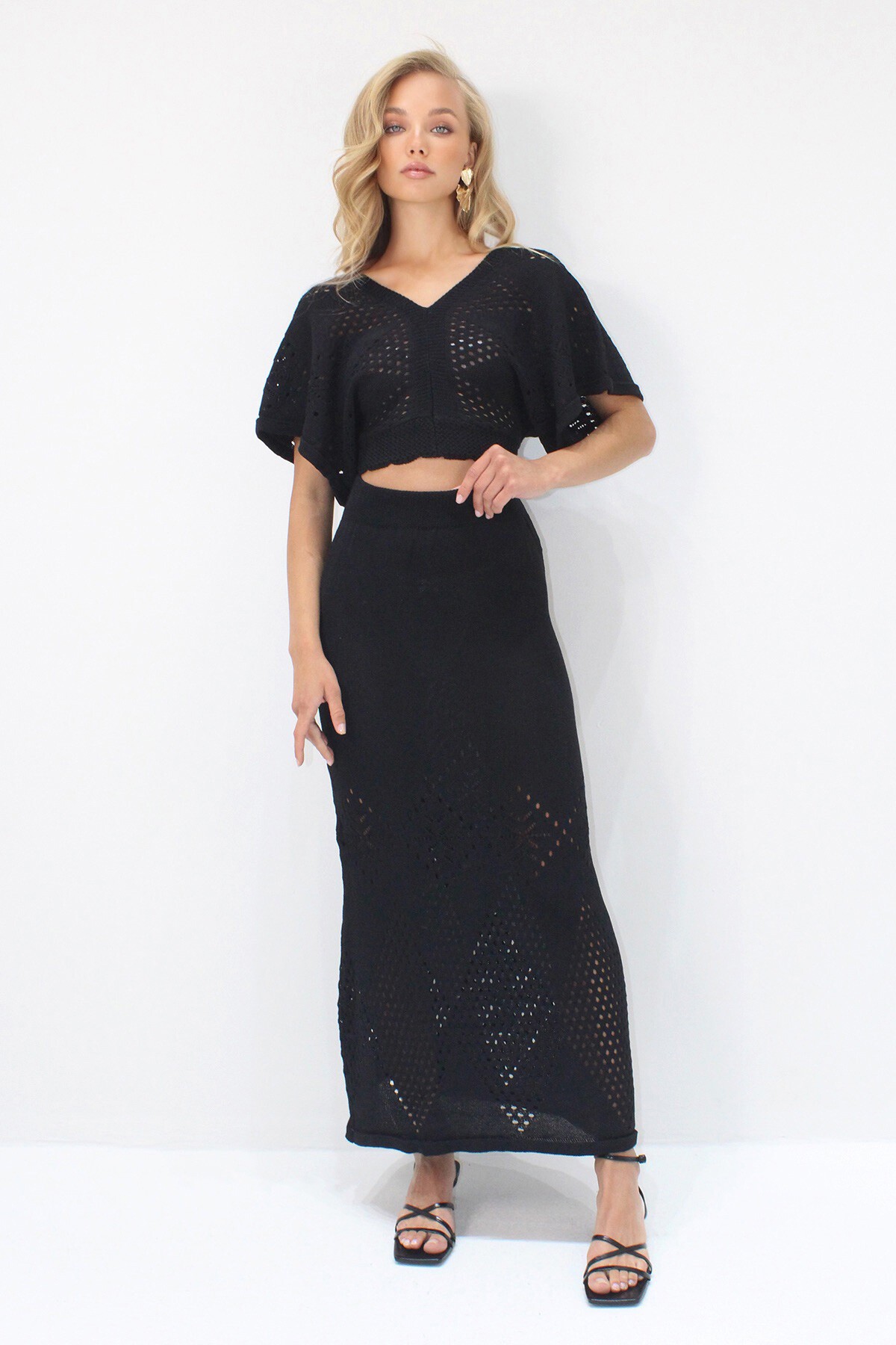 Siyah Derin V Yaka Etnik Desen Delik Ajurlu Triko Crop Bluz Ve Etek Takım