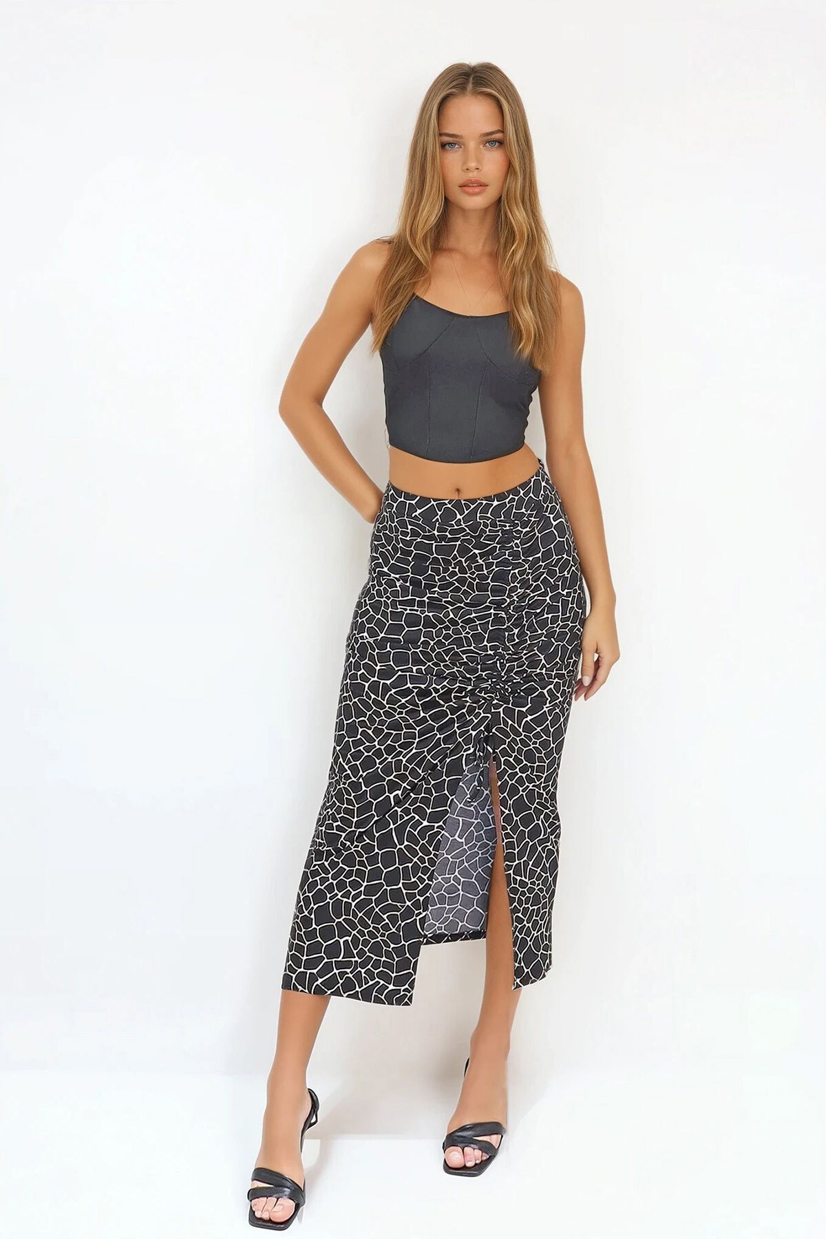 Siyah Desenli Ayarlanabilir Büzgülü Asimetrik Kesim Yırtmaçlı Etek
