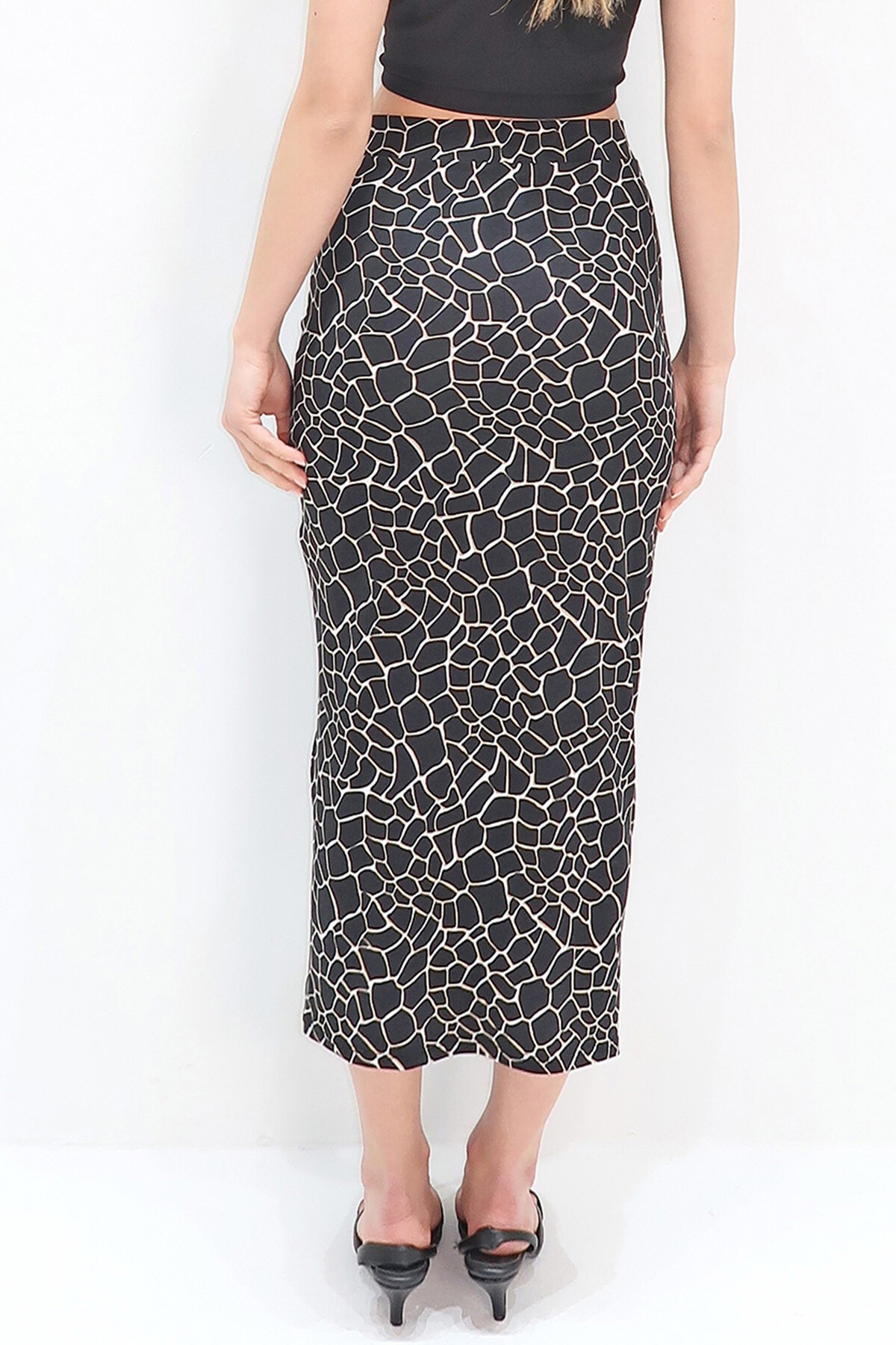 Siyah Desenli Ayarlanabilir Büzgülü Asimetrik Kesim Yırtmaçlı Etek