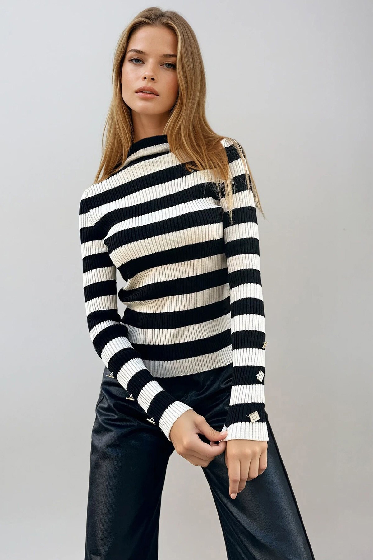 Siyah Dik Yaka Çizgili Kolları Düğmeli Triko Kışlık Kazak