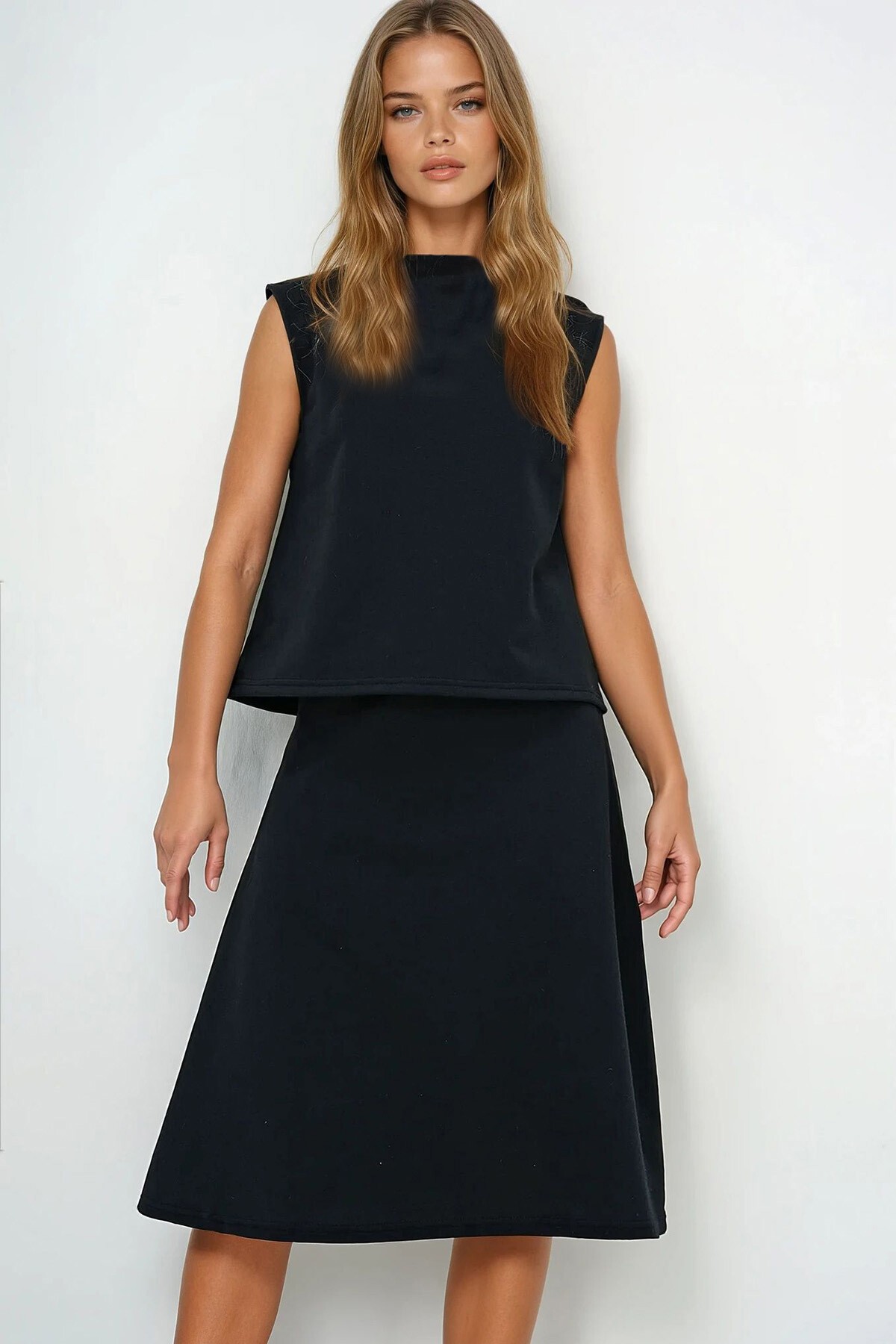 Siyah Dik Yaka Kolsuz Bluz Etekli Takım