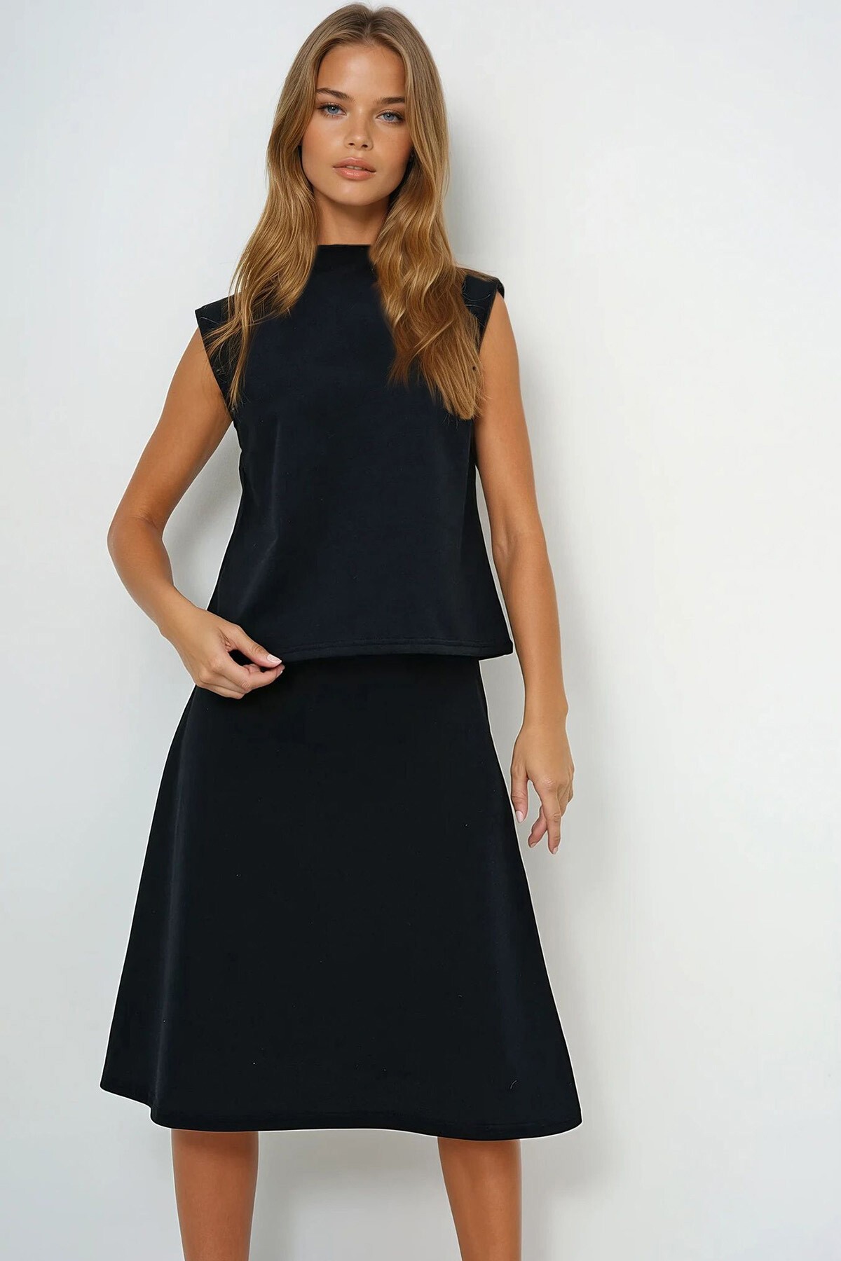 Siyah Dik Yaka Kolsuz Bluz Etekli Takım