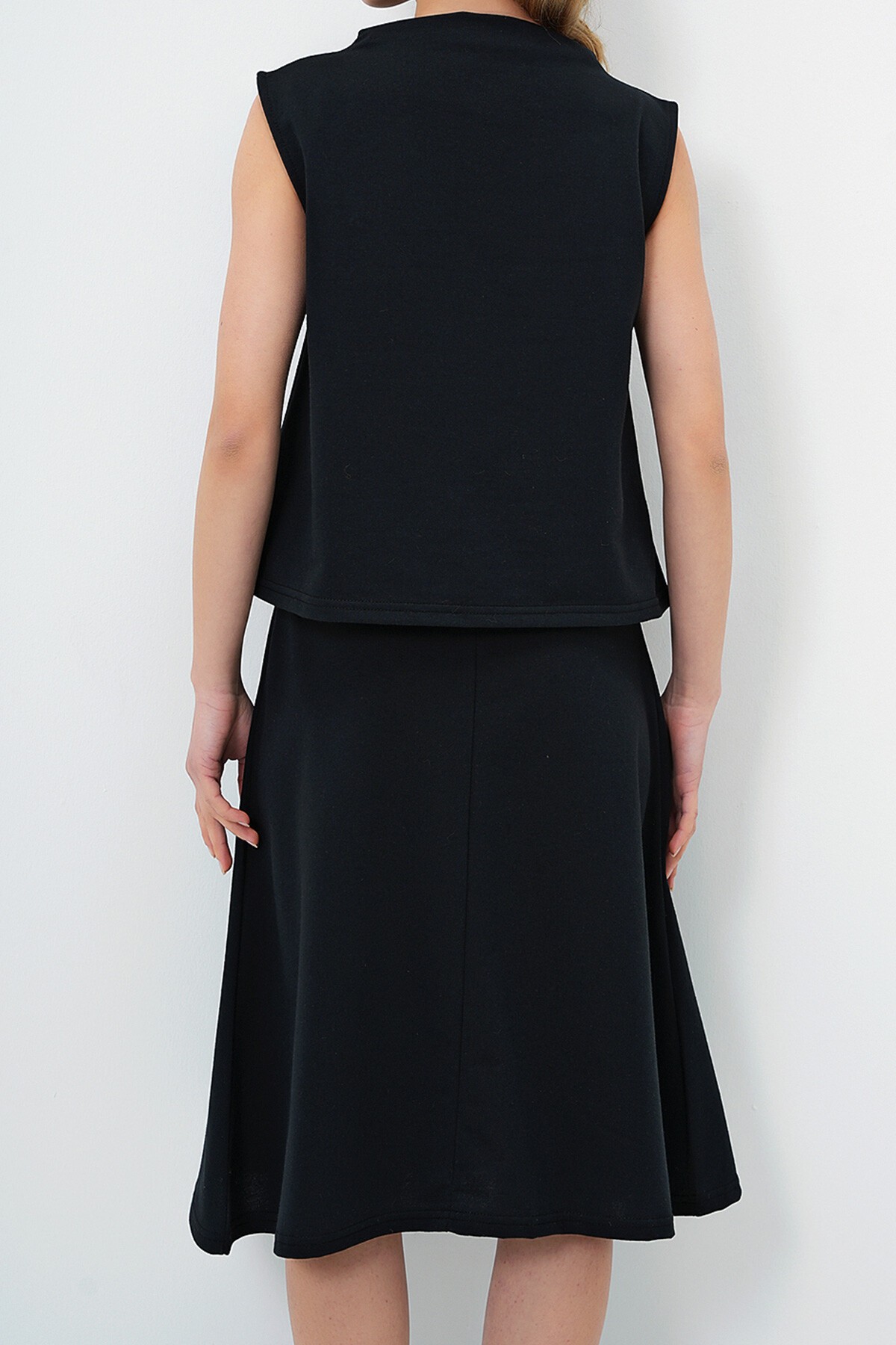 Siyah Dik Yaka Kolsuz Bluz Etekli Takım