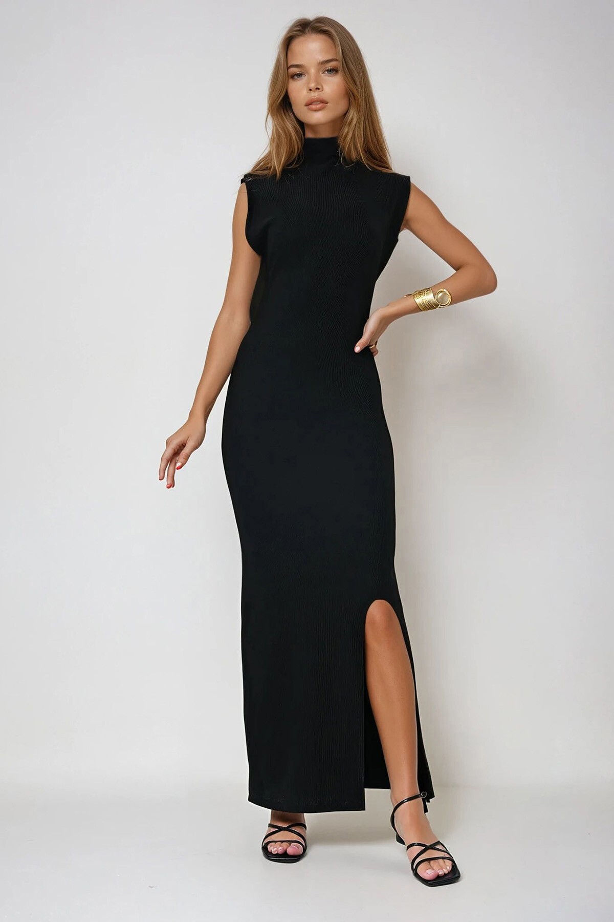 Siyah Dik Yaka Vatkalı Kolsuz Midi Boy Yırtmaçlı Elbise