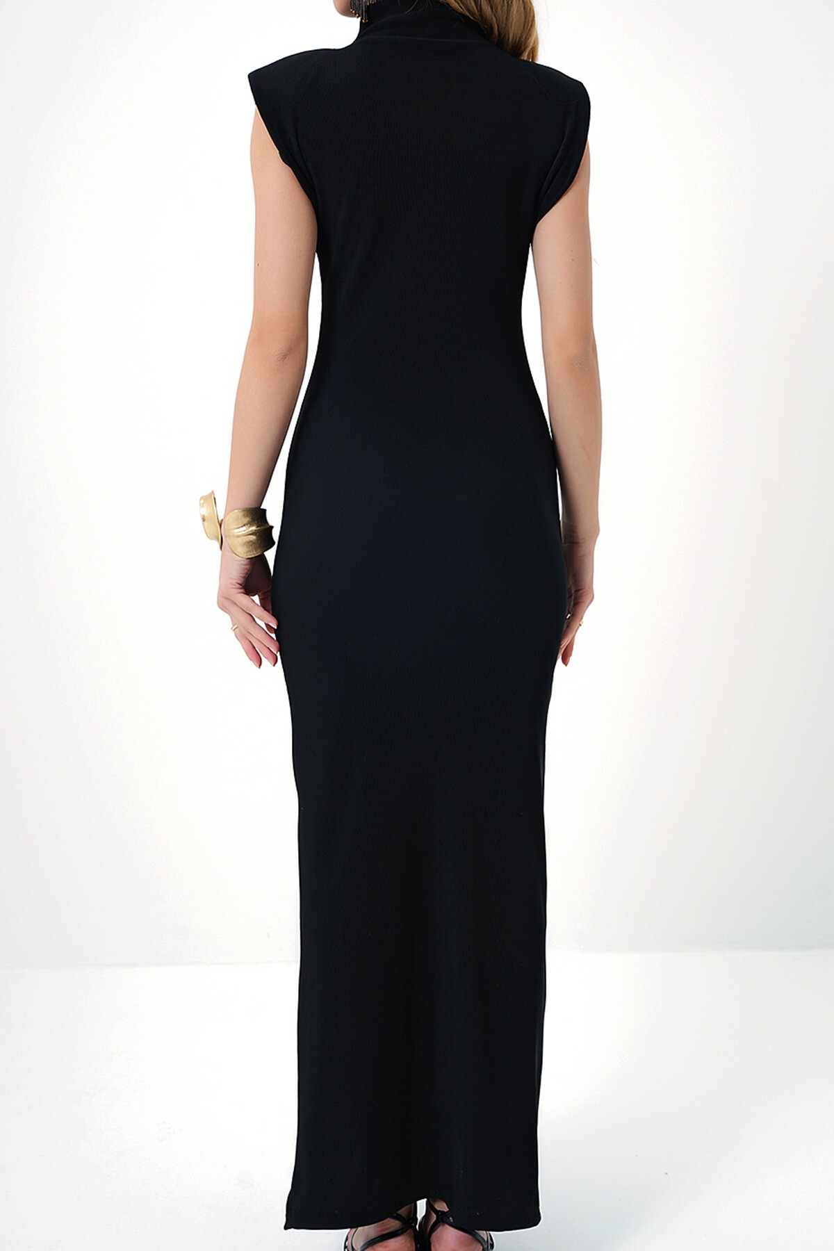 Siyah Dik Yaka Vatkalı Kolsuz Midi Boy Yırtmaçlı Elbise