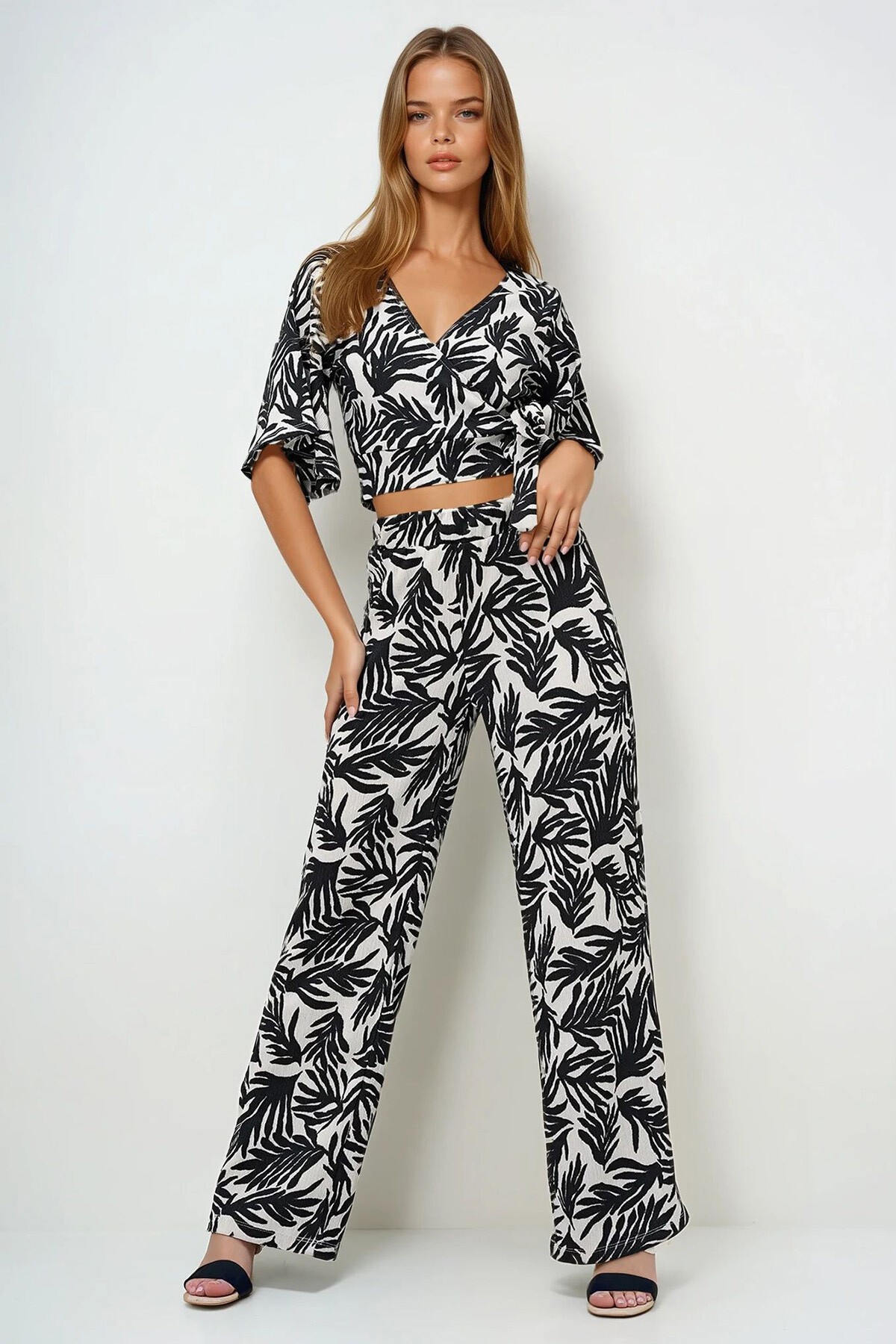 Siyah Ekru Kruvaze Yaka Bağlama Detaylı Bürümcük Crop Bluz Ve Pantolon Takım