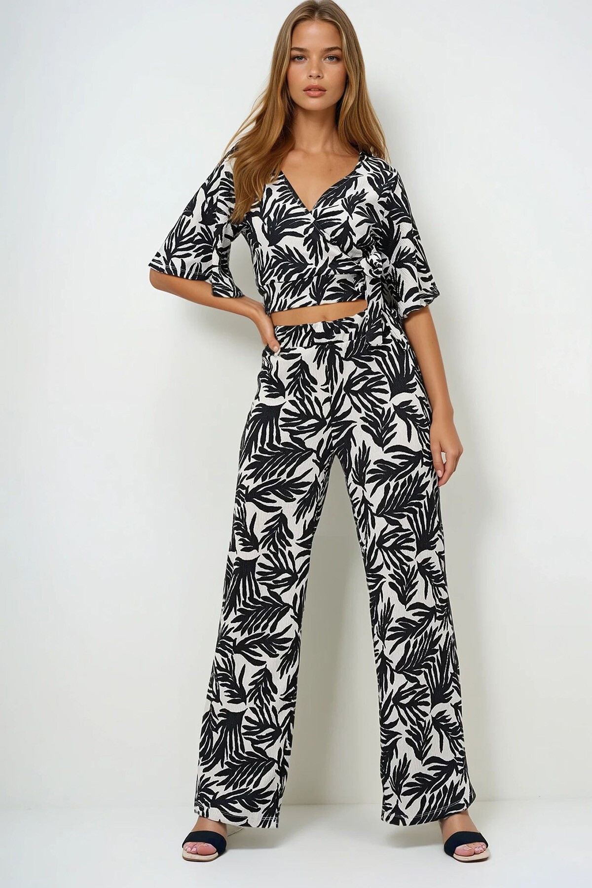 Siyah Ekru Kruvaze Yaka Bağlama Detaylı Bürümcük Crop Bluz Ve Pantolon Takım