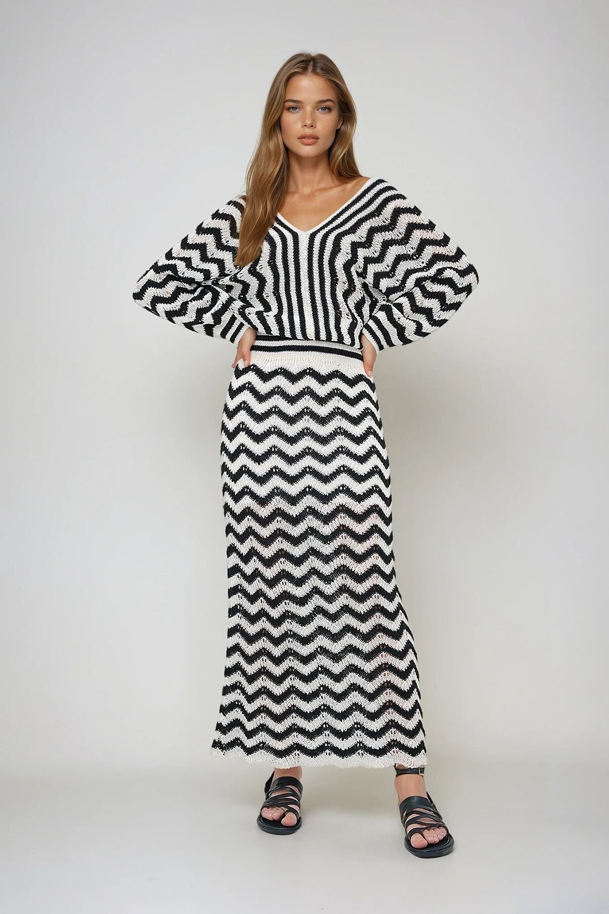 Siyah Ekru Ön Arka V Yaka İçi Astarlı Maxi Boy Yazlık Triko Elbise