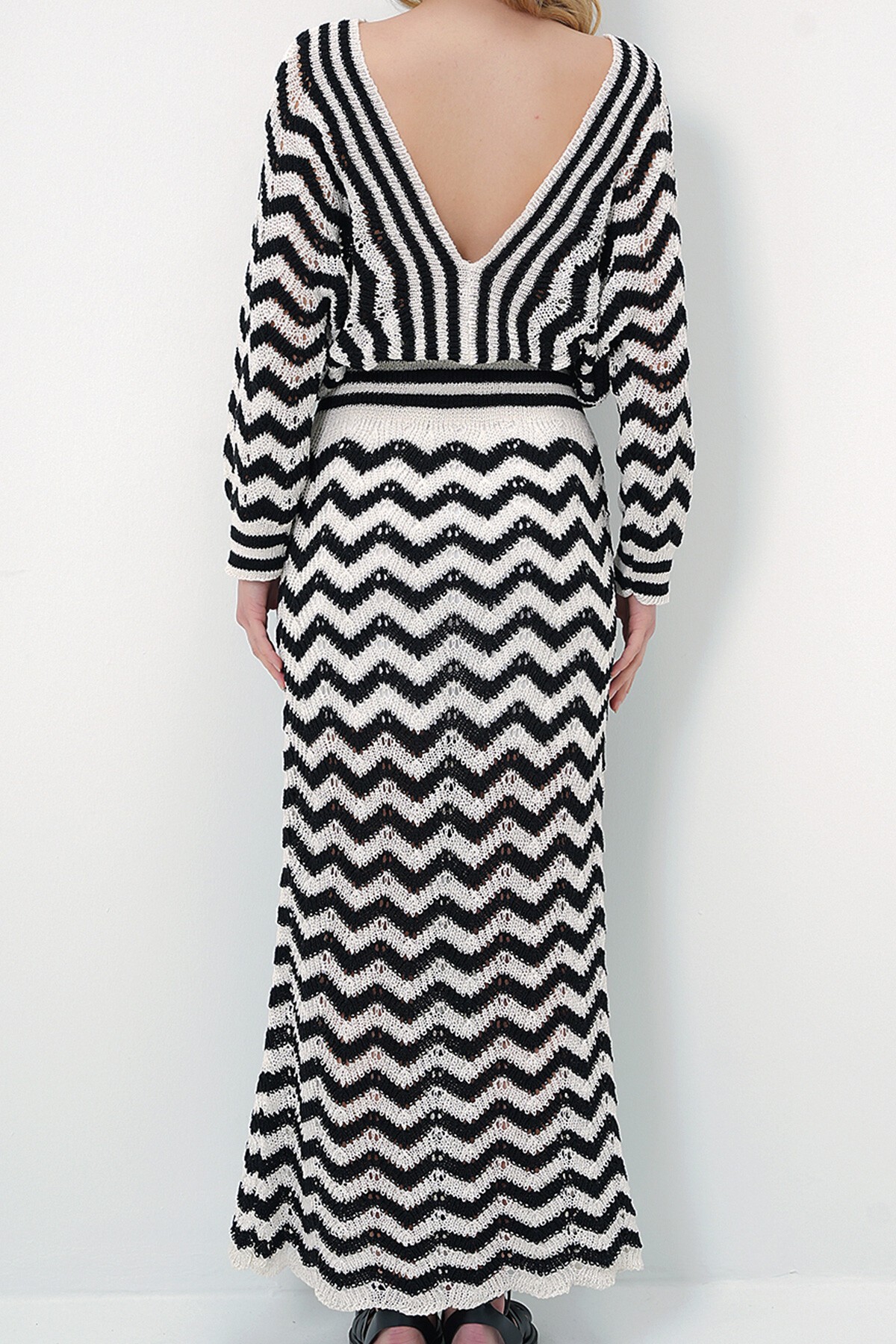 Siyah Ekru Ön Arka V Yaka İçi Astarlı Maxi Boy Yazlık Triko Elbise