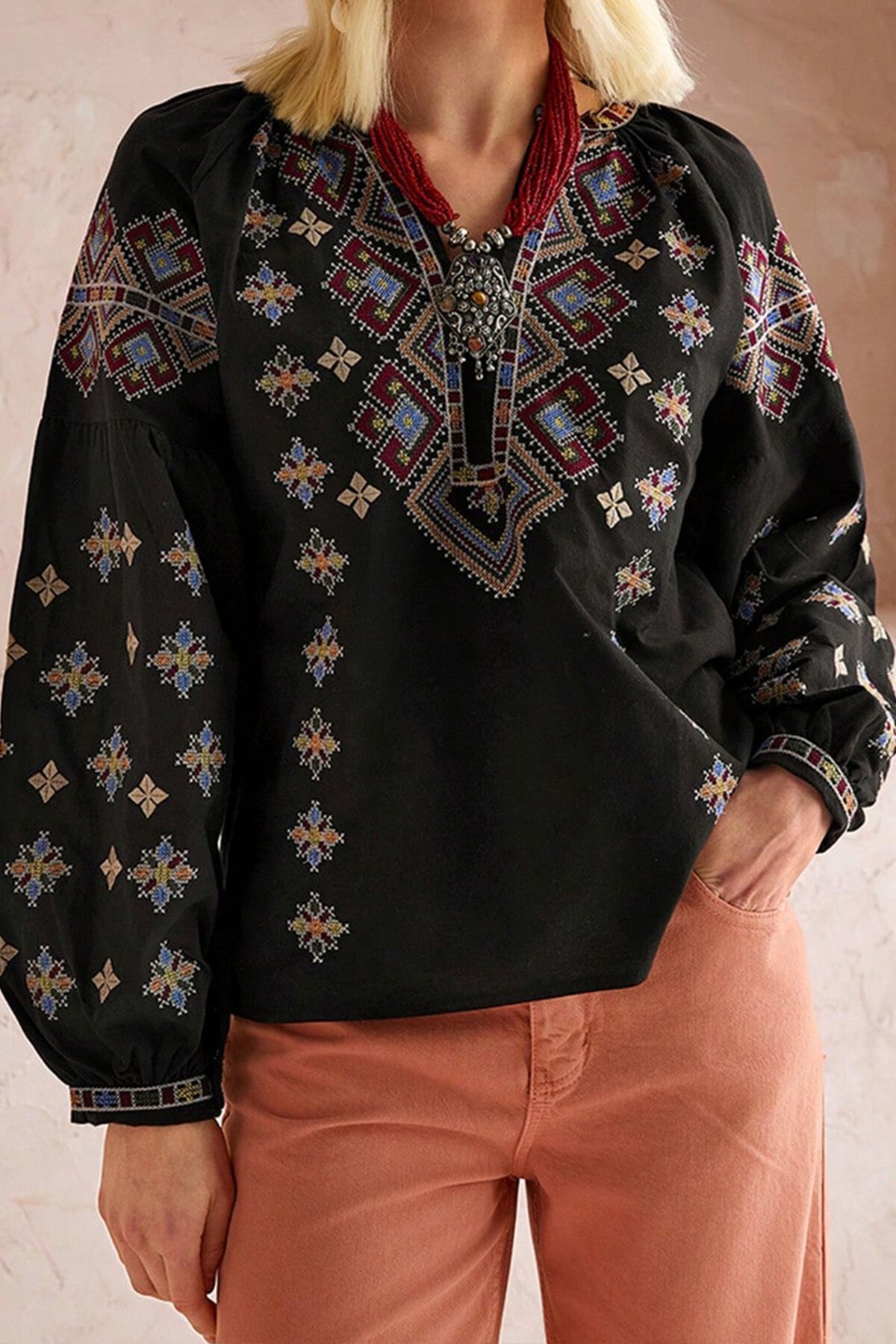 Siyah Etnik Desenli Balon Kol V Yaka Siyah Bluz