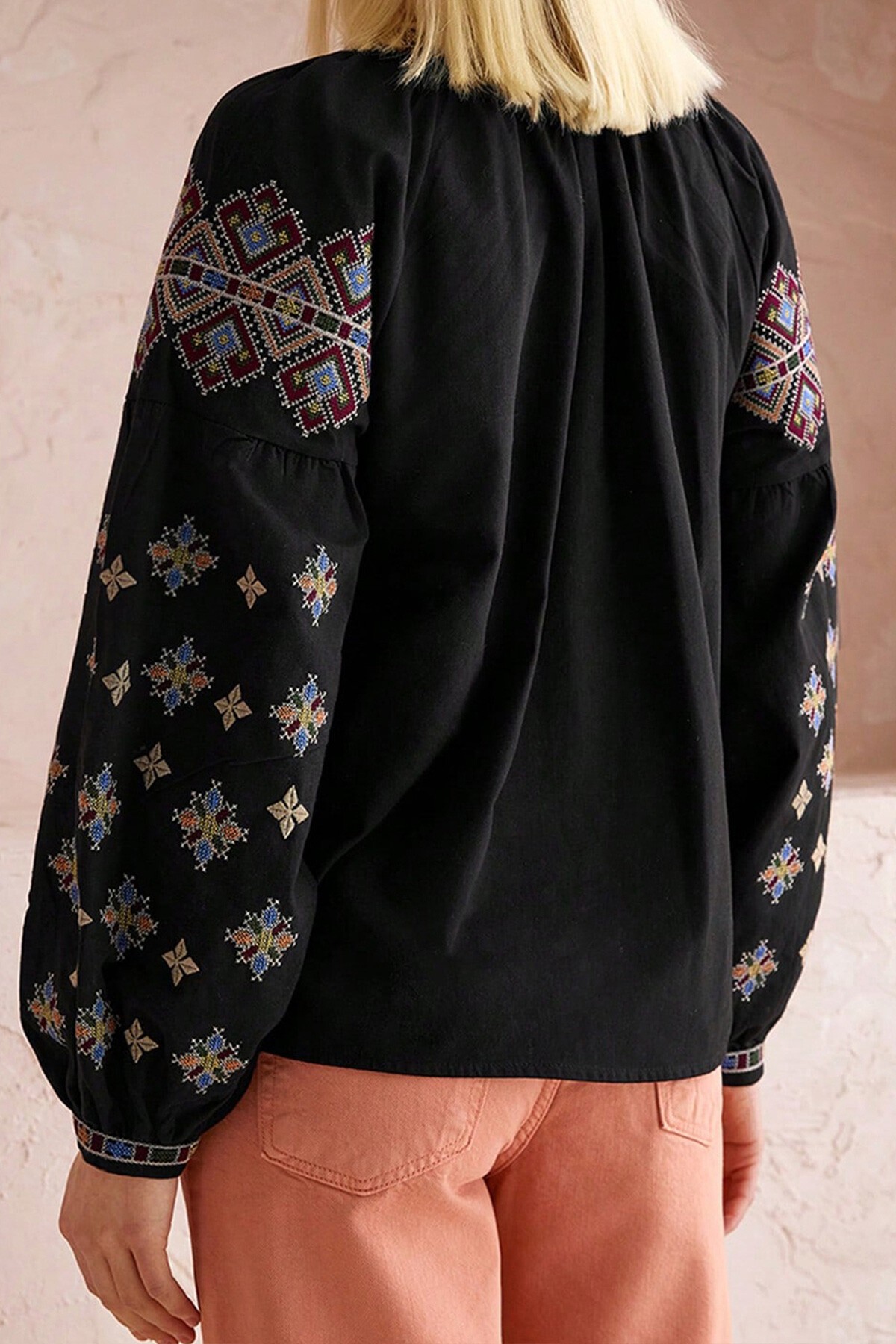 Siyah Etnik Desenli Balon Kol V Yaka Siyah Bluz