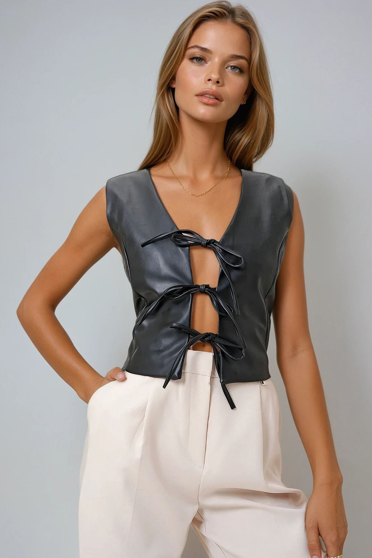 Siyah Fiyonk Detaylı İçi Astarlı Bağlamalı Suni Deri Yelek