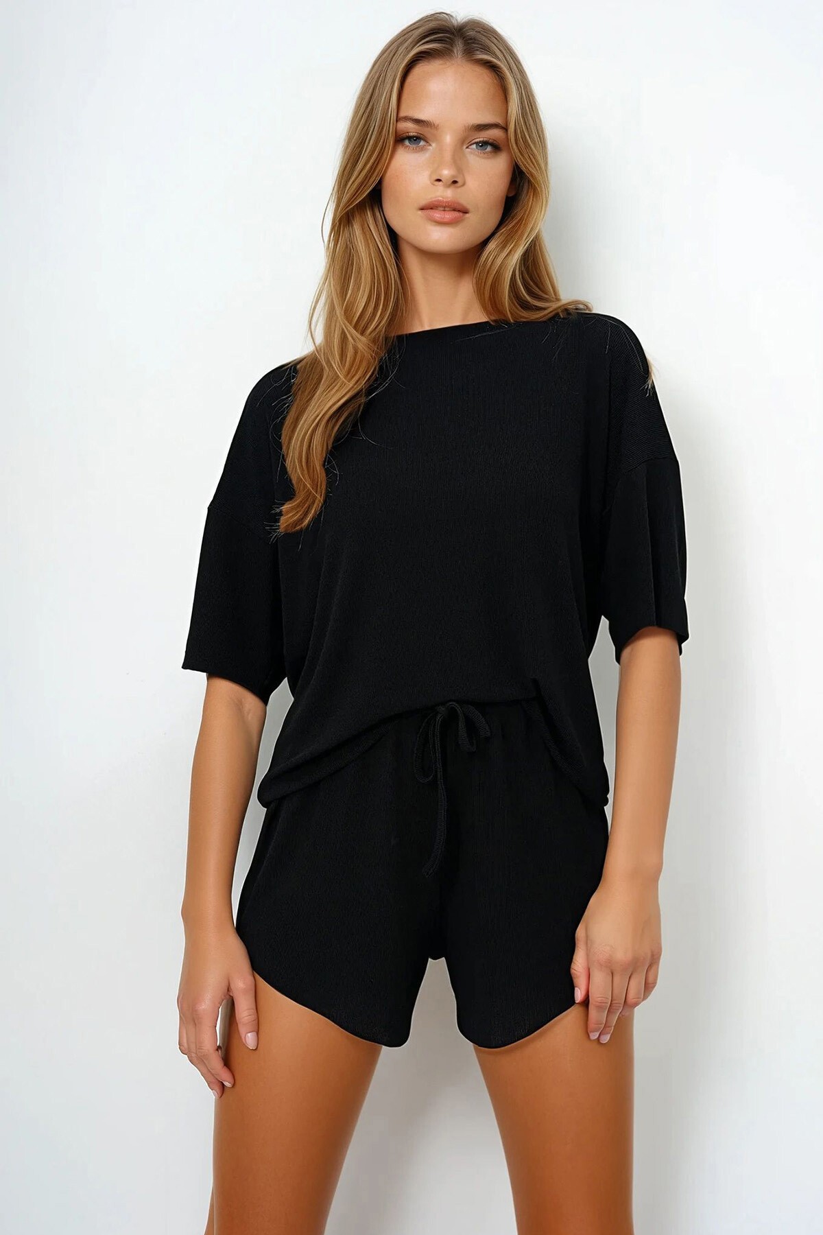 Siyah Geniş Yaka Dokulu Basic T Shirt Ve Şortlu Alt Üst Takım