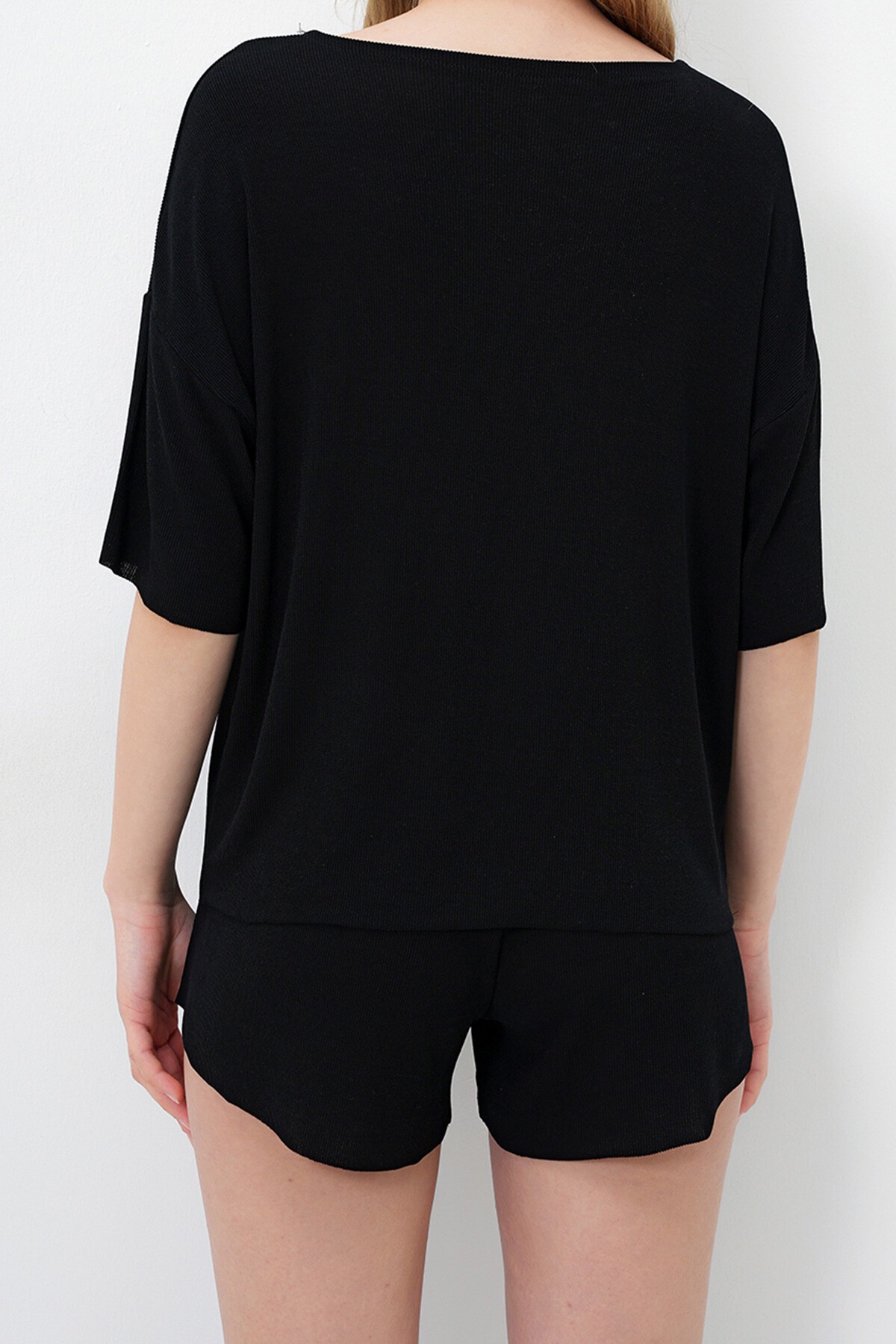 Siyah Geniş Yaka Dokulu Basic T Shirt Ve Şortlu Alt Üst Takım