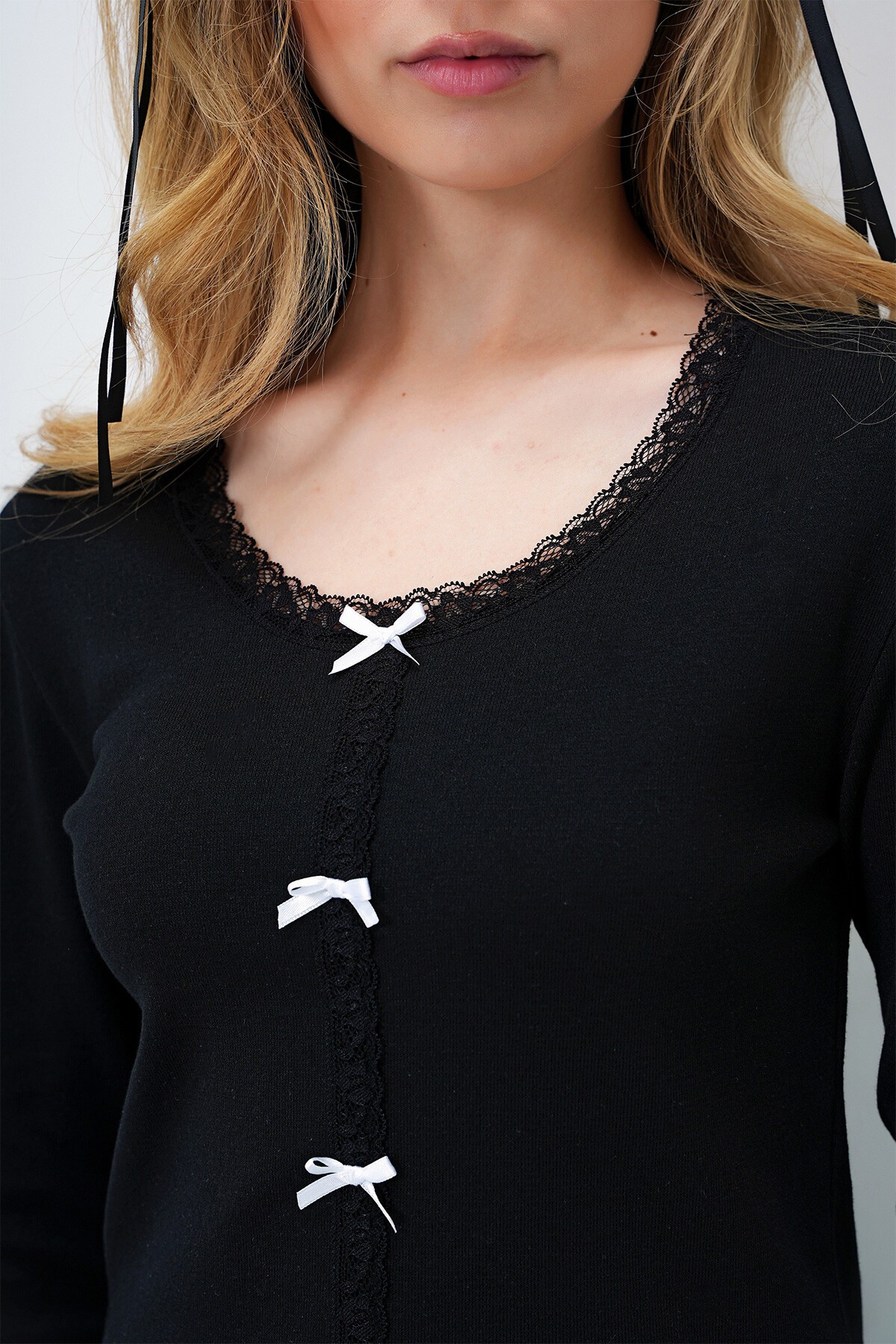 Siyah Geniş Yaka Fisto Detaylı Fiyonk İşlemeli Bluz Ve Palazzo Pantolon Pijama Takım