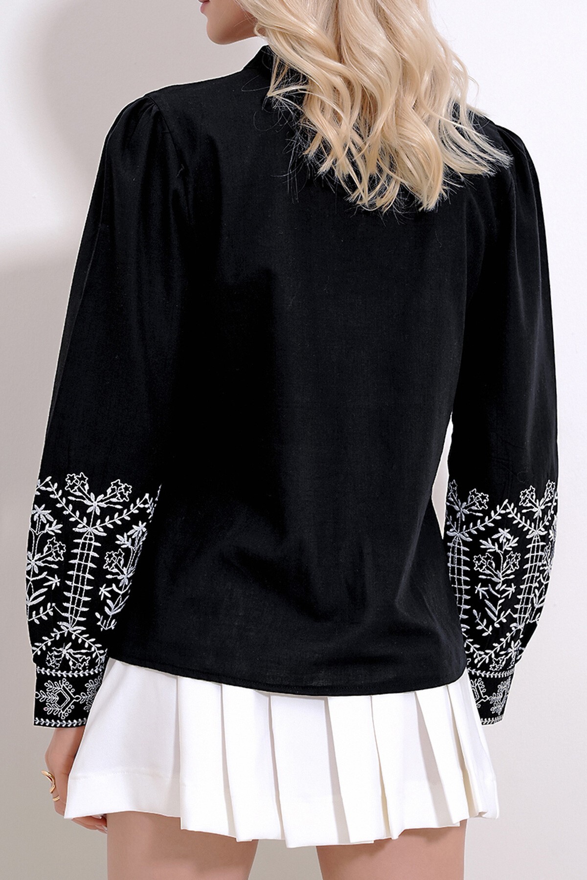 Siyah Hakim Yaka Püskül Detaylı Flamlı Keten Bluz