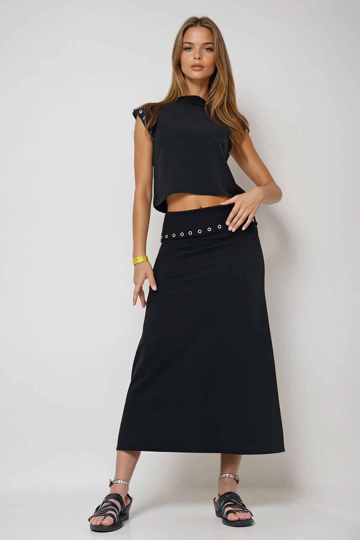 Siyah Halkalı Dik Yaka Bluz Ve Etek Takım