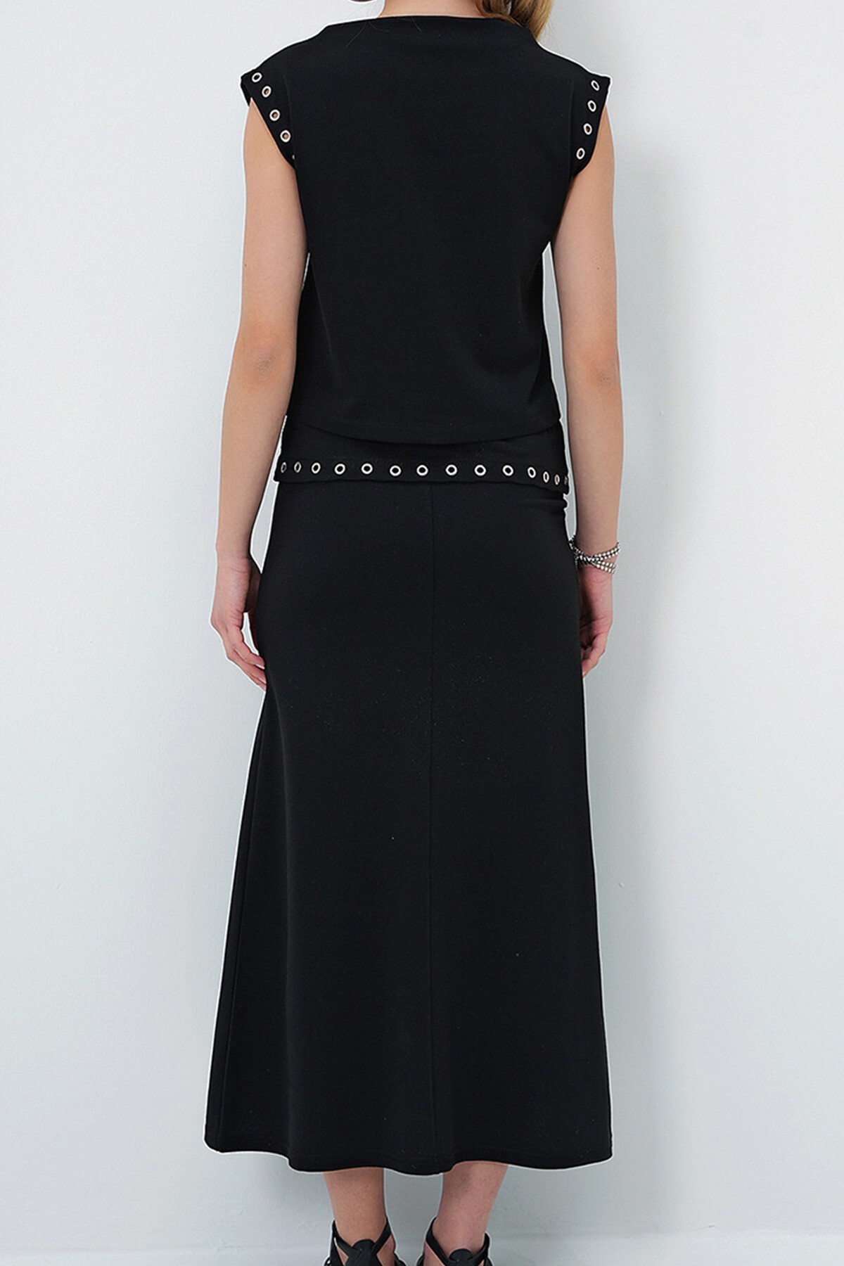 Siyah Halkalı Dik Yaka Bluz Ve Etek Takım