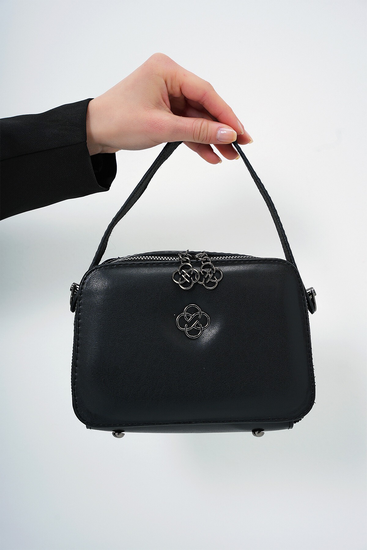 Siyah İki Gözlü Metal Aksesuarlı Çıkarılabilen Omuz Askılı El Çantası