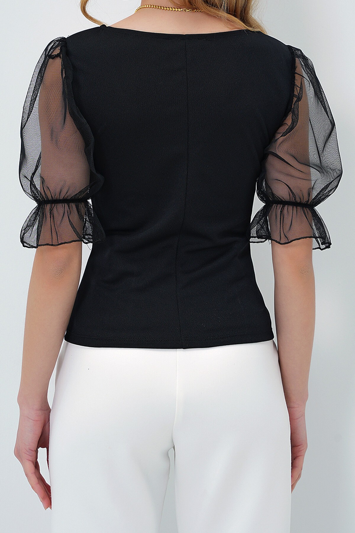 Siyah Kalp Yaka Kolları Tül Detaylı Örme Krep Bluz