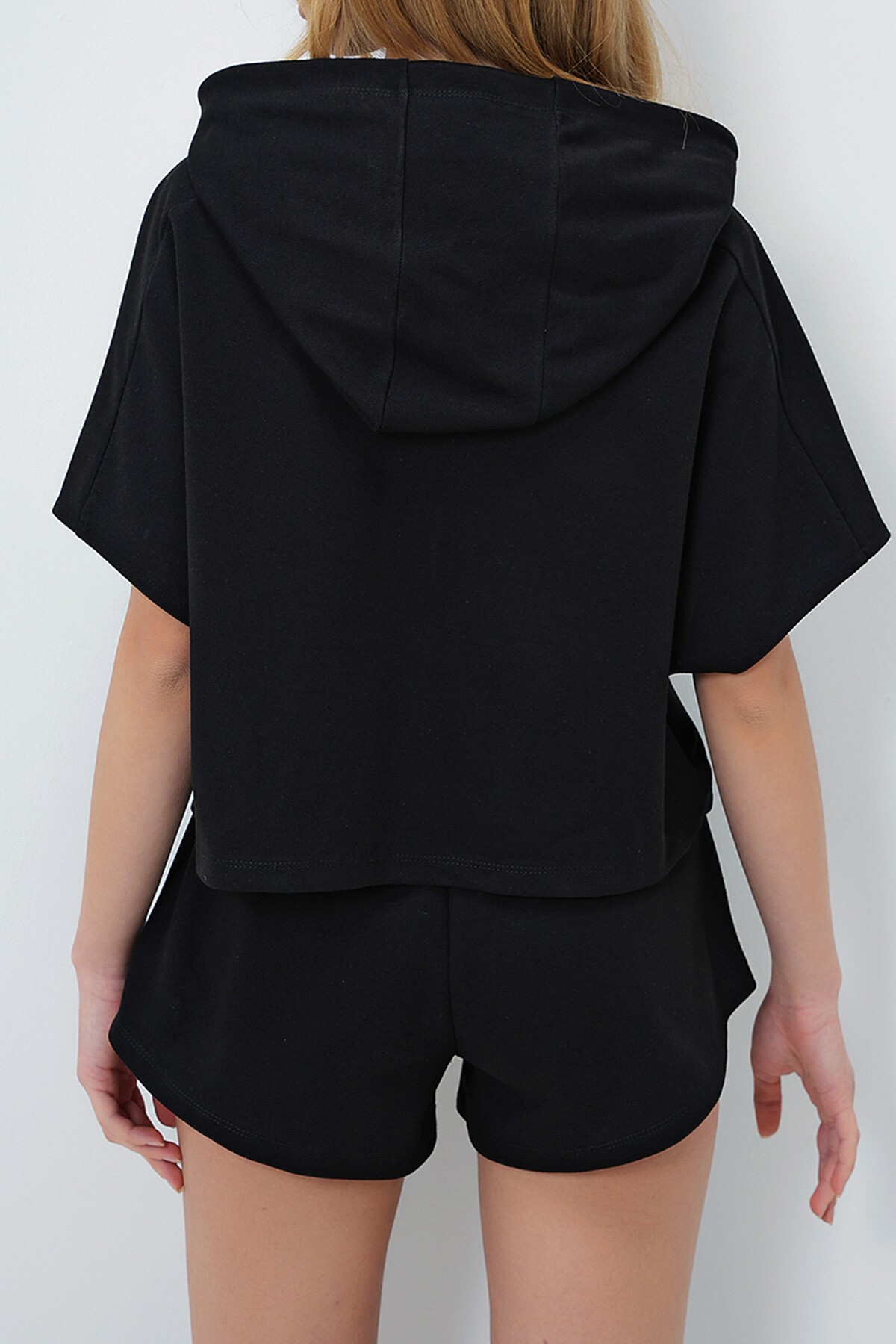 Siyah Kapüşonlu Crop Sweatshirt Ve Şortlu Takım