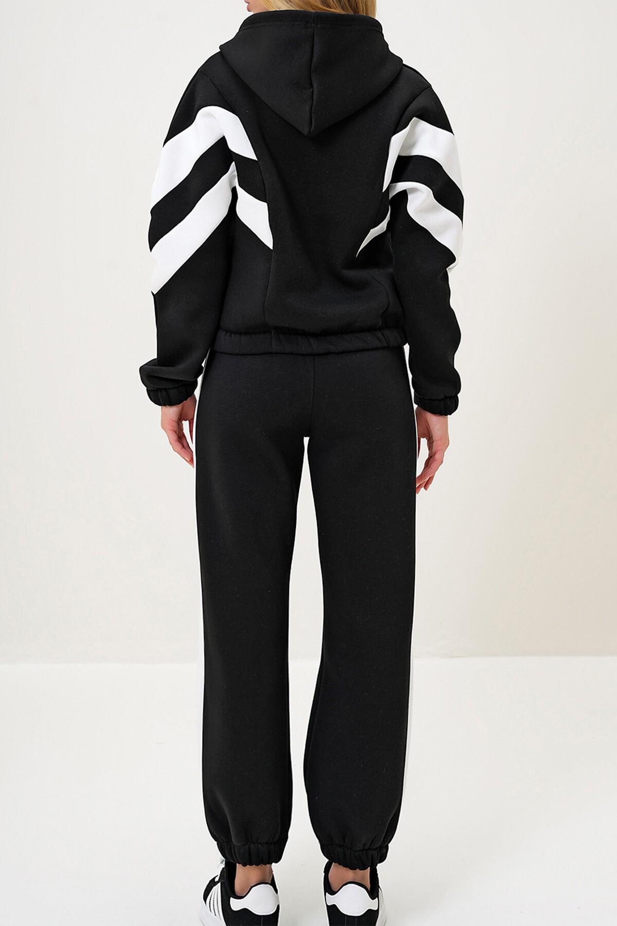 Siyah Kapüşonlu Renk Bloklu Yarım Fermuarlı İçi Şardonlu Sweatshırt Ve  Eşofman Takımı