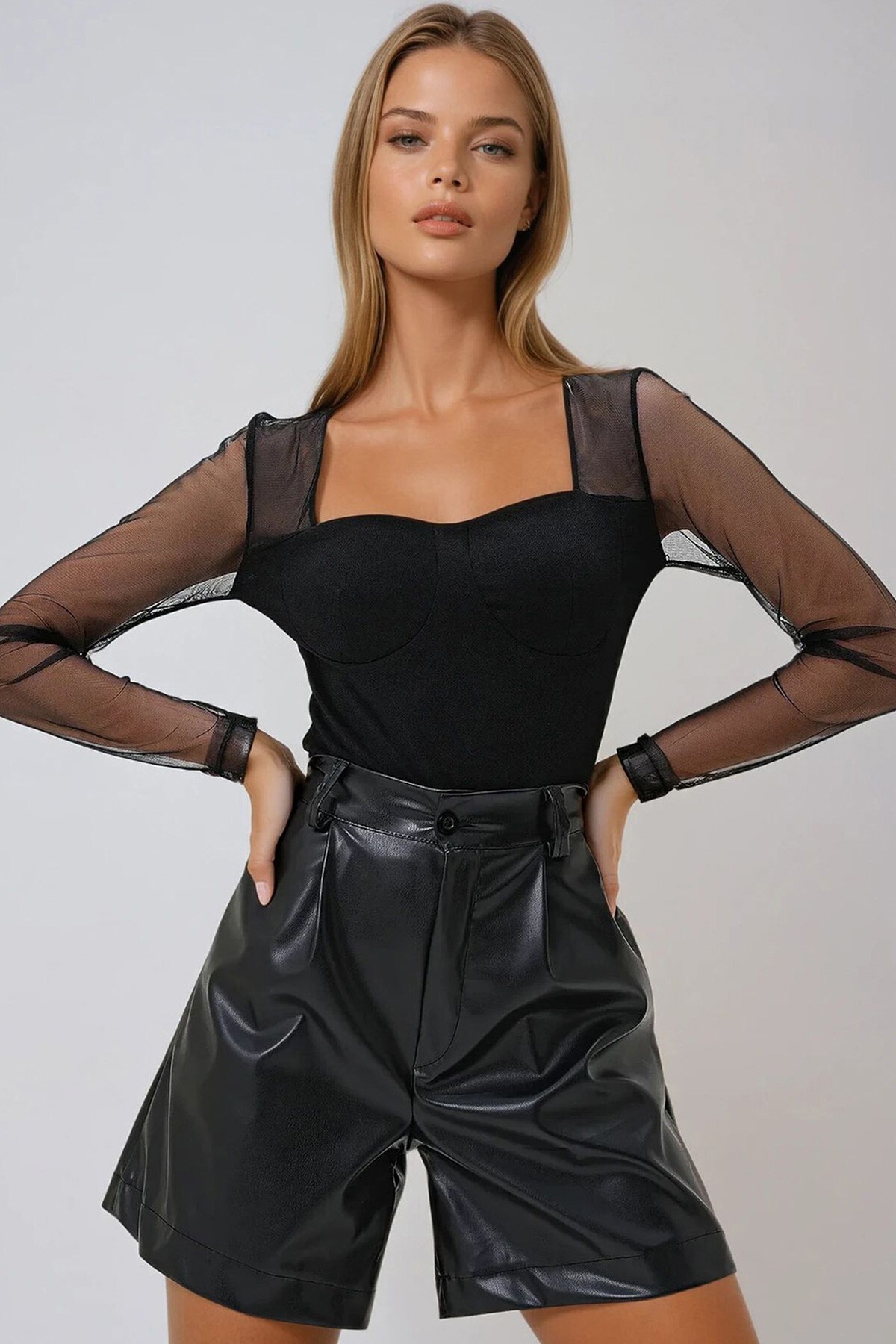 Siyah Kare Yaka Büstiyer Detaylı Kolları Tül Örme Krep Bluz