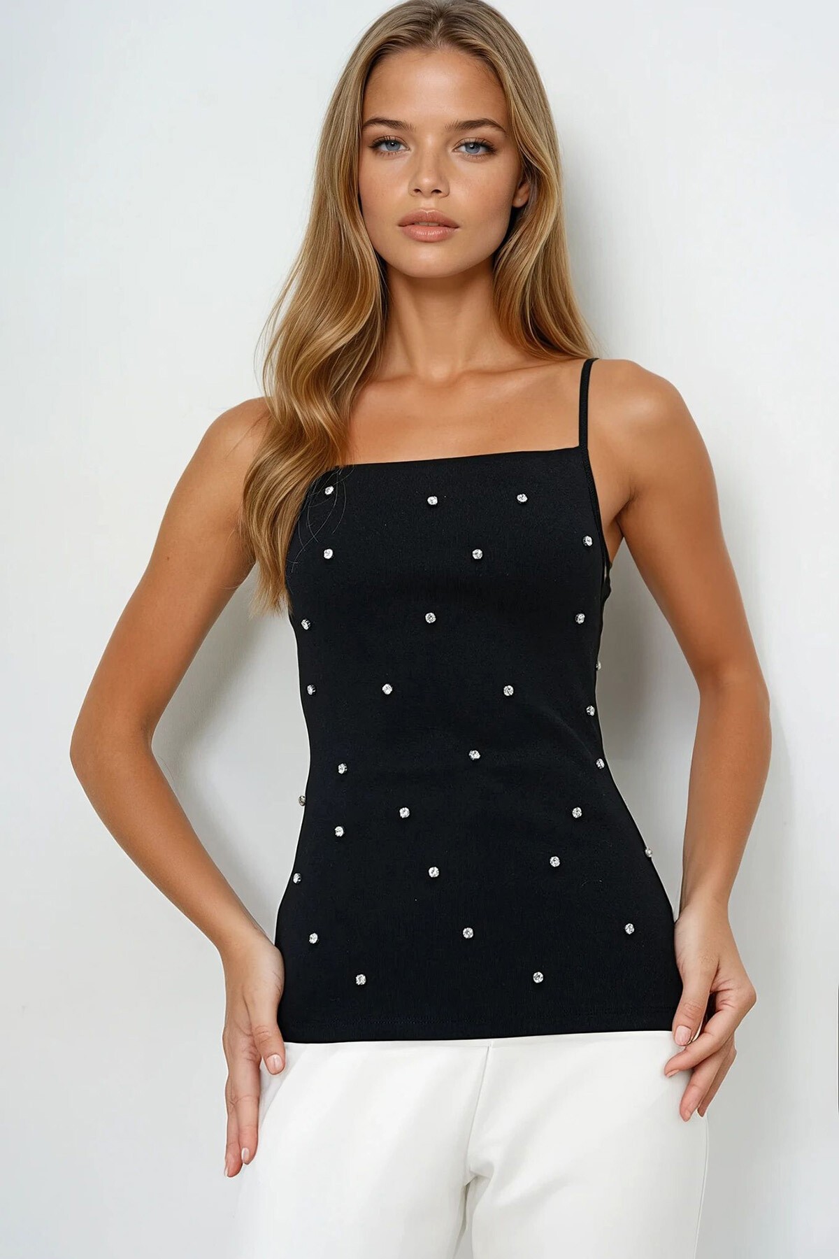 Siyah Kare Yaka Trok Taş Çakımlı İp Askılı Bluz