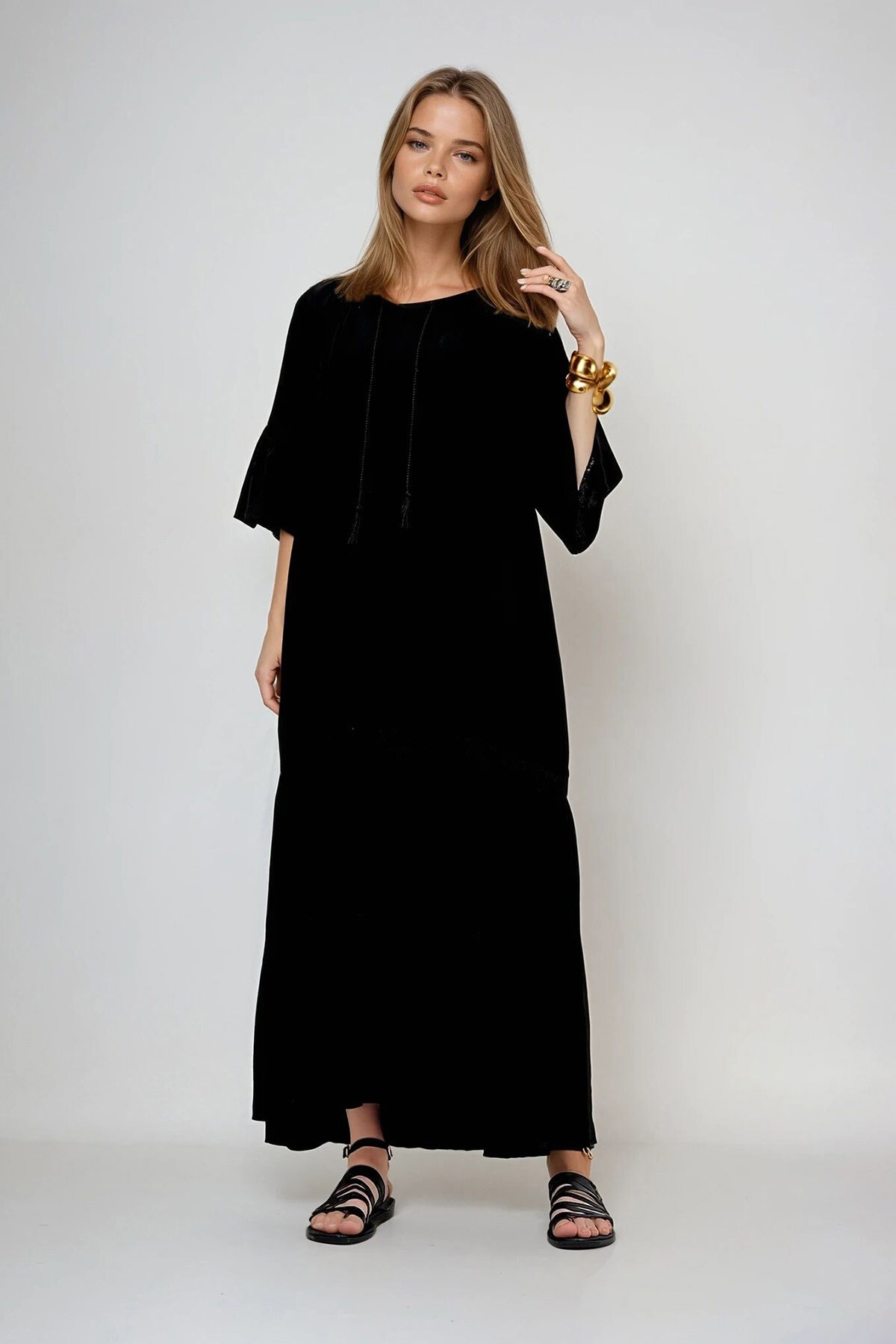 Siyah Kayık Yaka Bağcıklı Dantel Detaylı Maxi Boy Dokuma Elbise