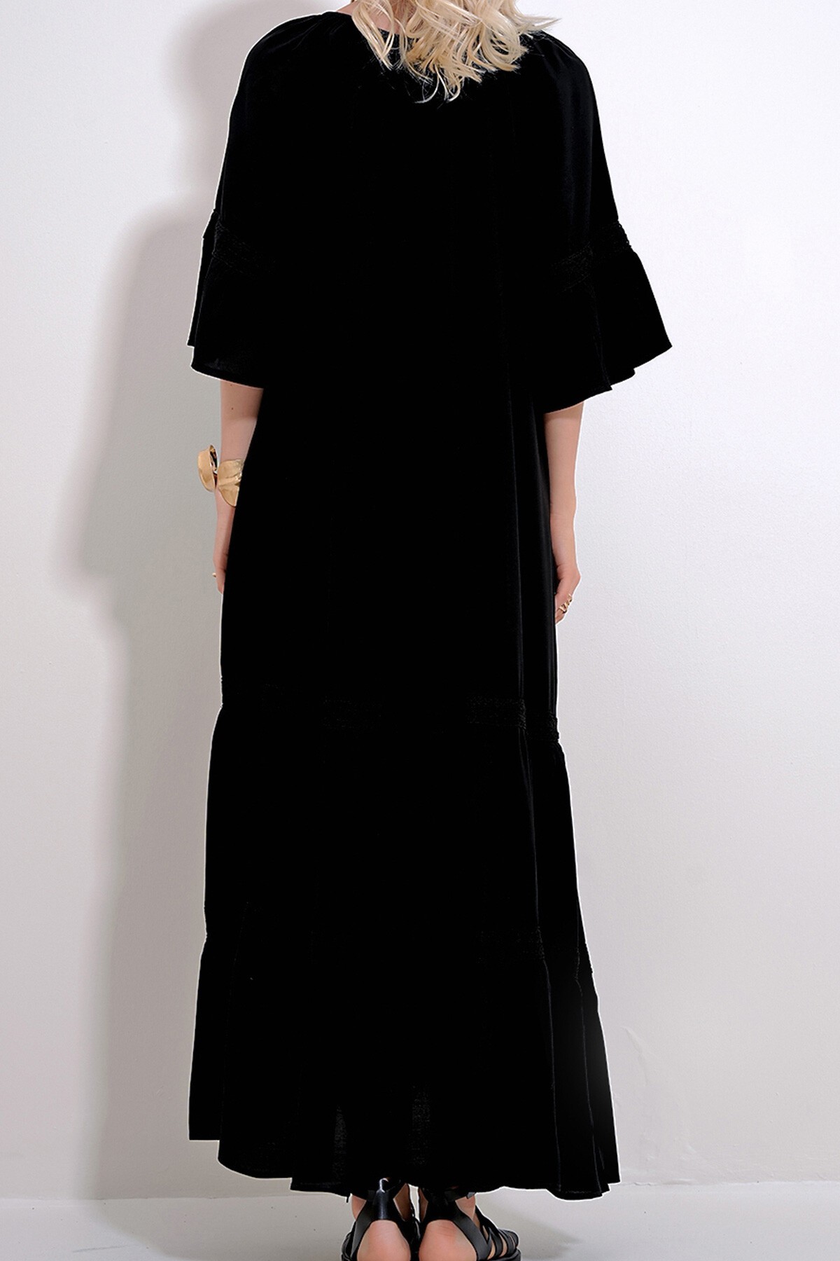 Siyah Kayık Yaka Bağcıklı Dantel Detaylı Maxi Boy Dokuma Elbise