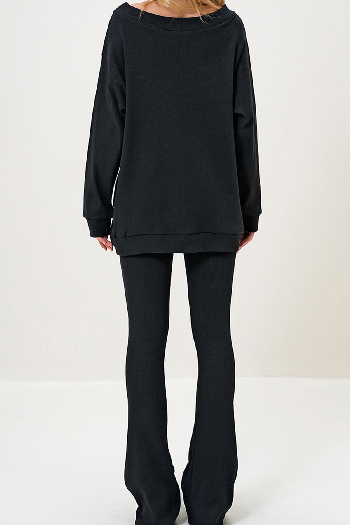 Siyah Kayık Yaka Kaşkorse Oversize Bluz Ve İspanyol Paça Pantolon Takım