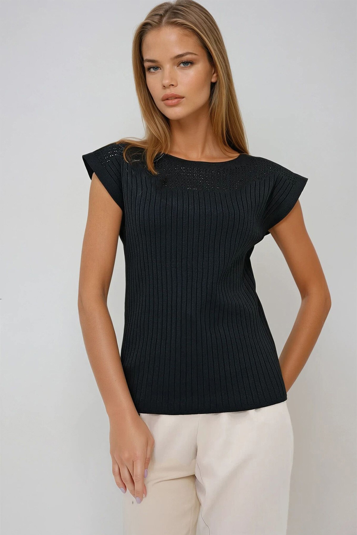 Siyah Kayık Yaka Omuzları Delik Ajurlu Kolsuz Triko Bluz