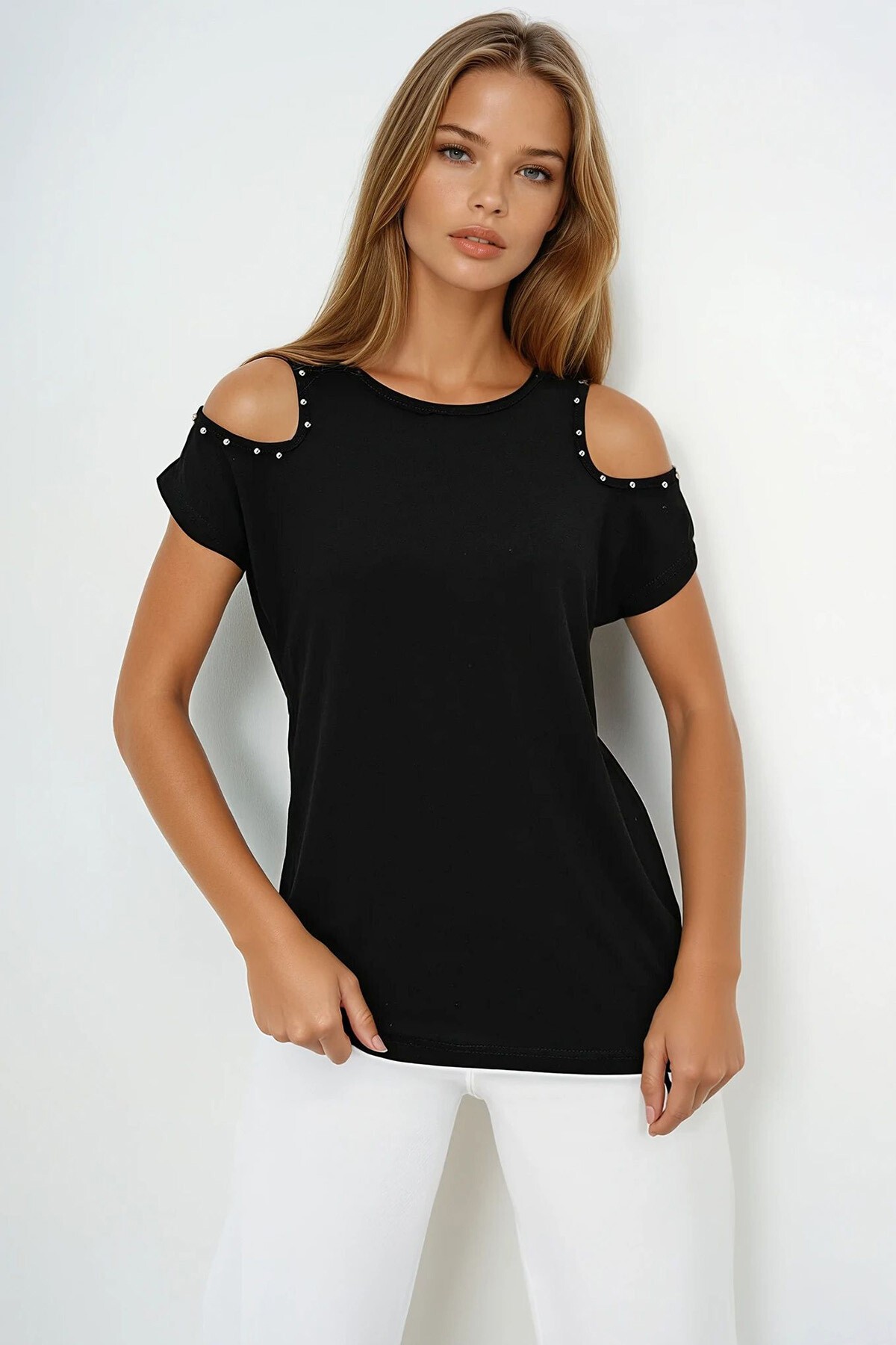 Siyah Kayık Yaka Omuzları İnci Çakımlı Sıfır Kol Bluz