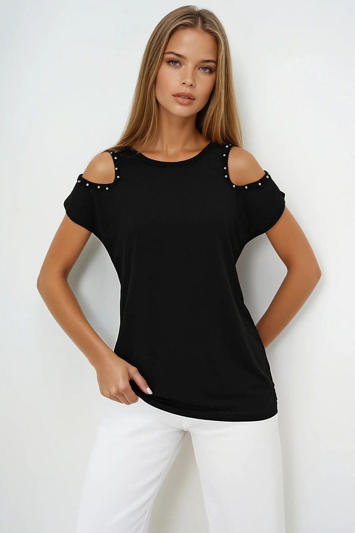Siyah Kayık Yaka Omuzları İnci Çakımlı Sıfır Kol Bluz