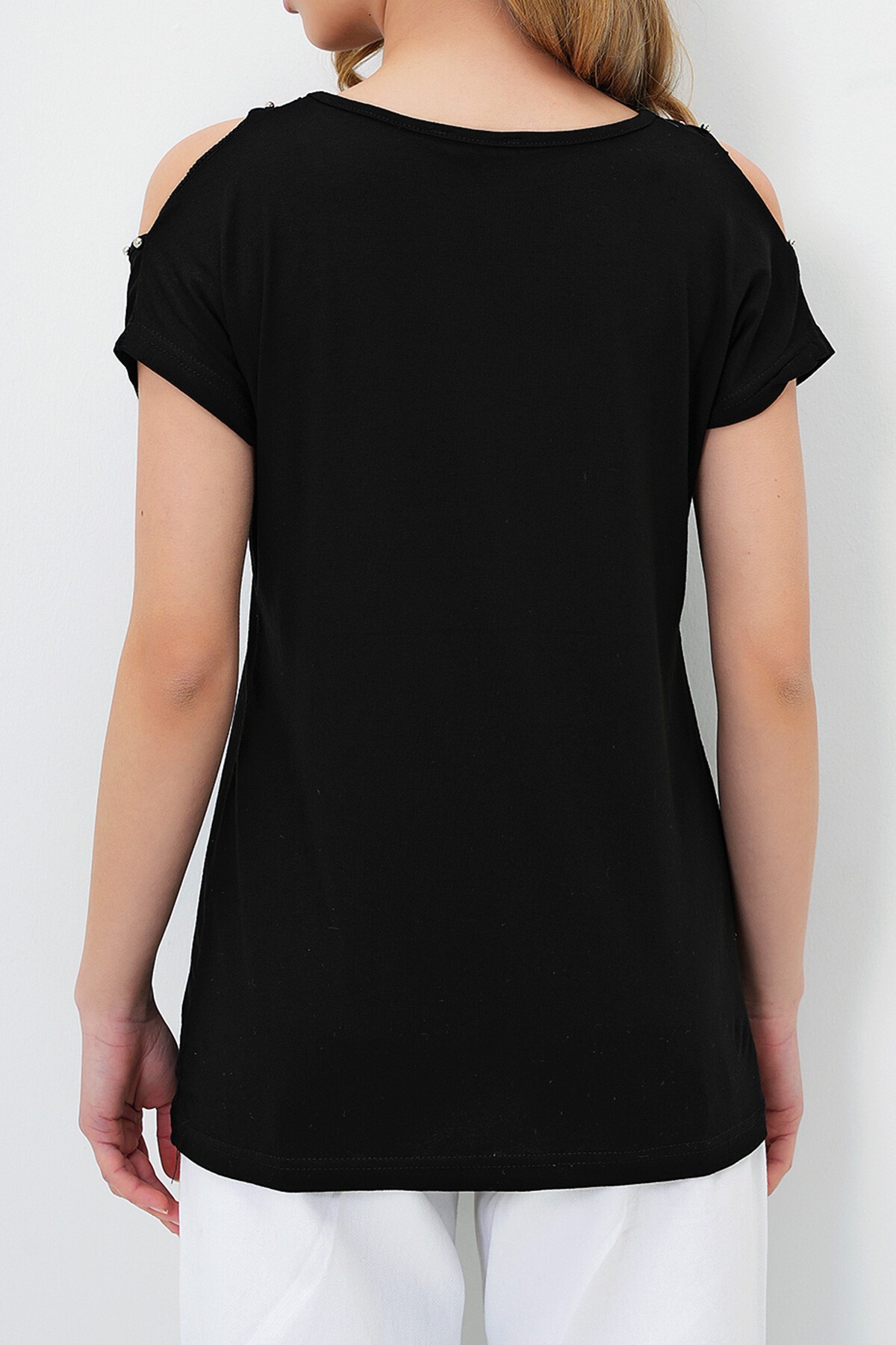Siyah Kayık Yaka Omuzları İnci Çakımlı Sıfır Kol Bluz