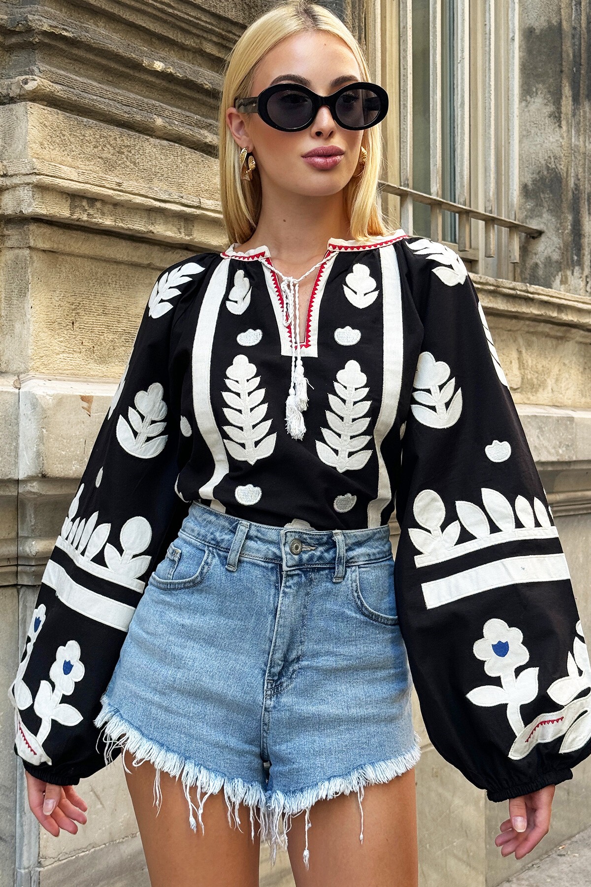 Siyah Kayık Yaka Püskül Detaylı Nakış İşlemeli Balon Kol Dokuma Bluz