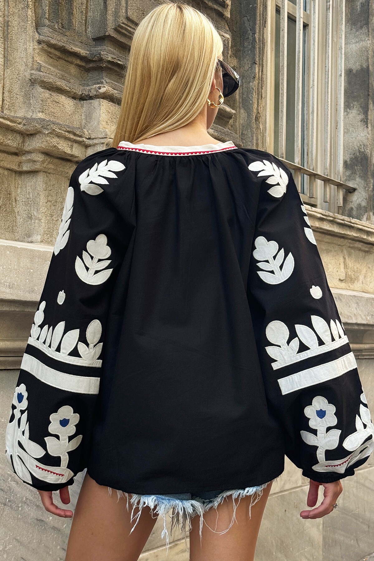 Siyah Kayık Yaka Püskül Detaylı Nakış İşlemeli Balon Kol Dokuma Bluz