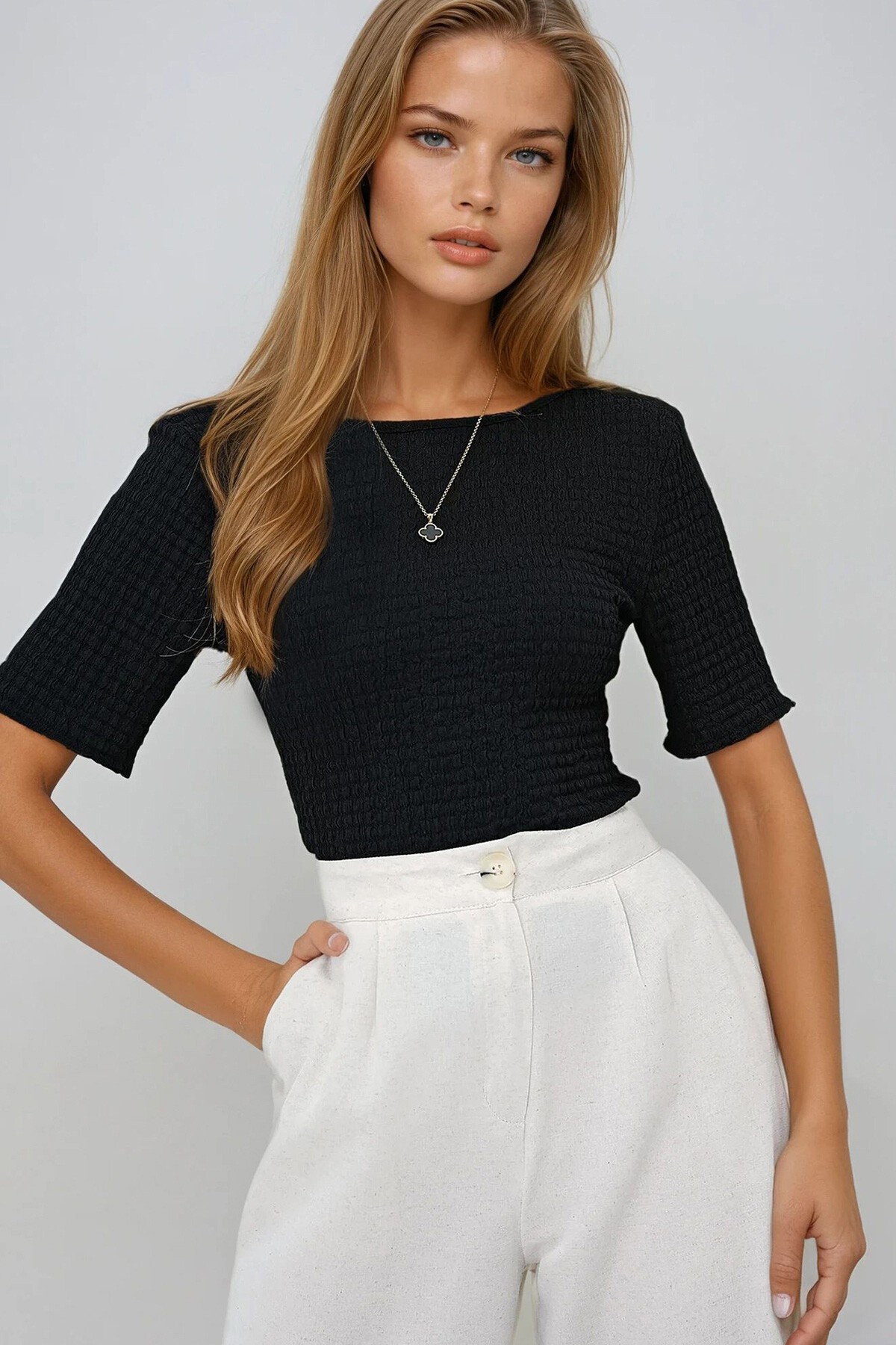 Siyah Kayık Yaka Sırt Dekolteli Kısa Kol Gofre Kumaş Yazlık Bluz