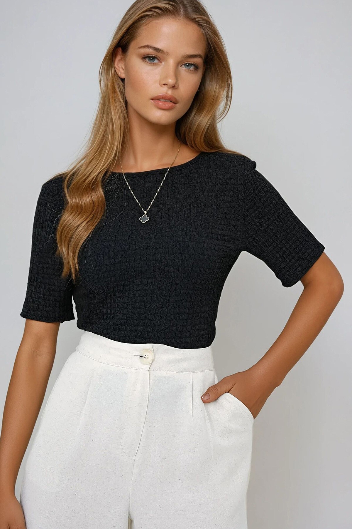 Siyah Kayık Yaka Sırt Dekolteli Kısa Kol Gofre Kumaş Yazlık Bluz